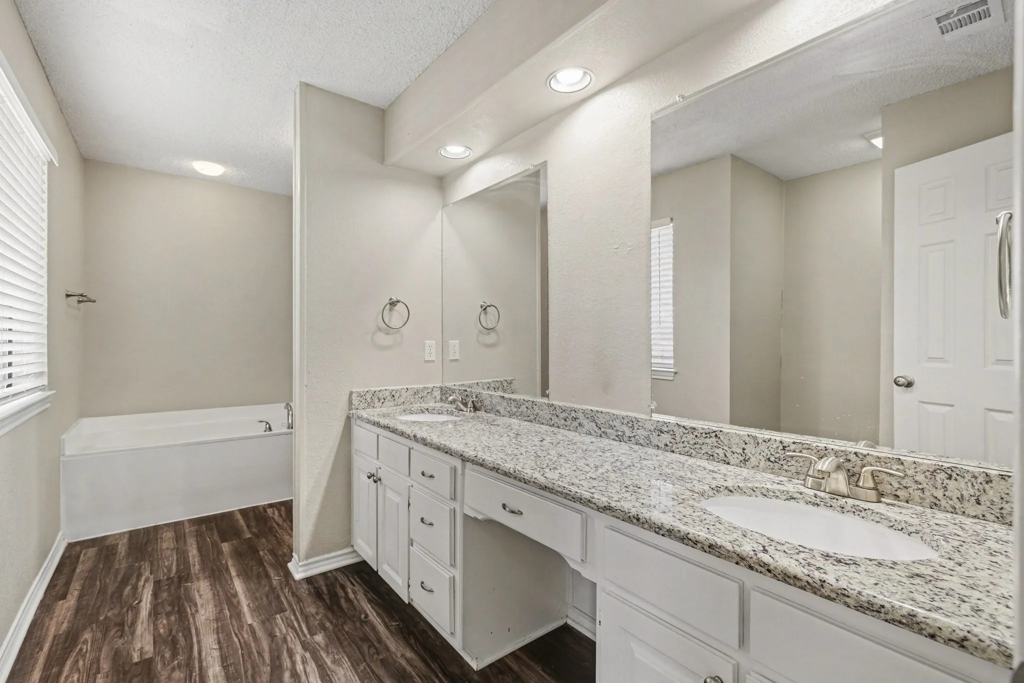Single Family Residence For Sale in Denton County , 124 Summit Cove, Trophy Club, Texas 76262, 3 Bedroom, 2 Bathroom, 2 Garage spaces, 2,047 Sqft, built in 1984, Preowned, mls#21193184, Real Estate Agent in Trophy Club, Homes For Sale in Denton county, Homes For Sale in Trophy Club, Realtor in Trophy Club Texas, Real Estate Brokerage Independent Realty Texas, Luminita Cordes Realtor
