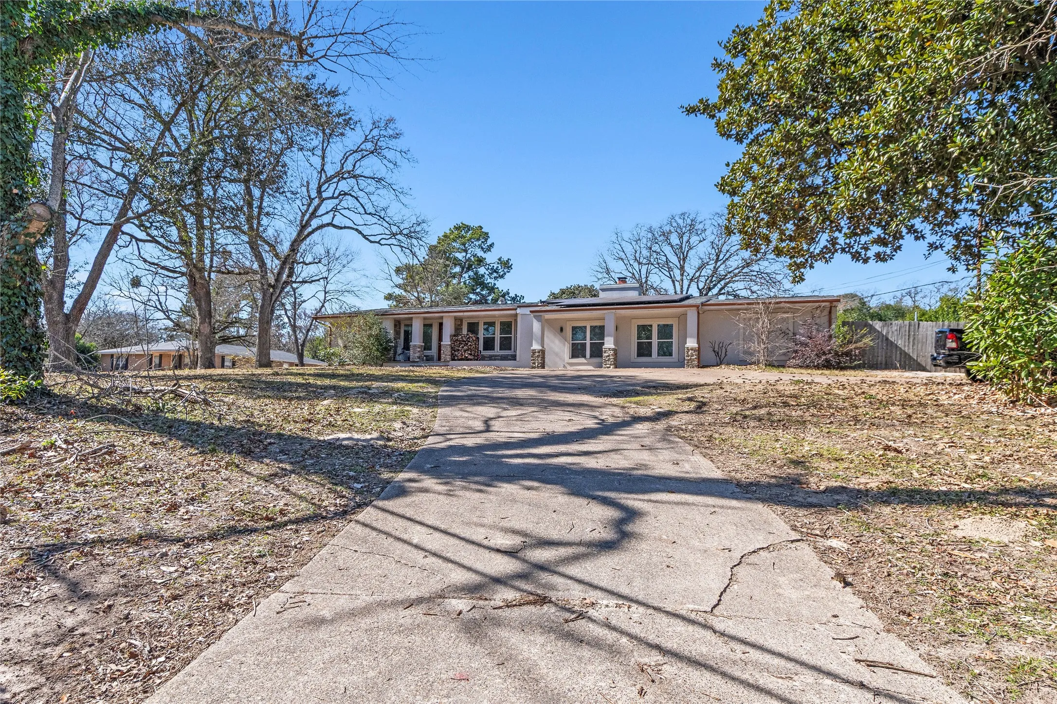 Single Family Residence For Sale in Henderson County , 400 W Cayuga Drive, Athens, Texas 75751, 4 Bedroom, 3 Bathroom, Garage spaces, 2,980 Sqft, built in 1954, mls#21185063, Real Estate Agent in Athens, Homes For Sale in Henderson county, Homes For Sale in Athens, Realtor in Athens Texas, Real Estate Brokerage Independent Realty Texas, Luminita Cordes Realtor