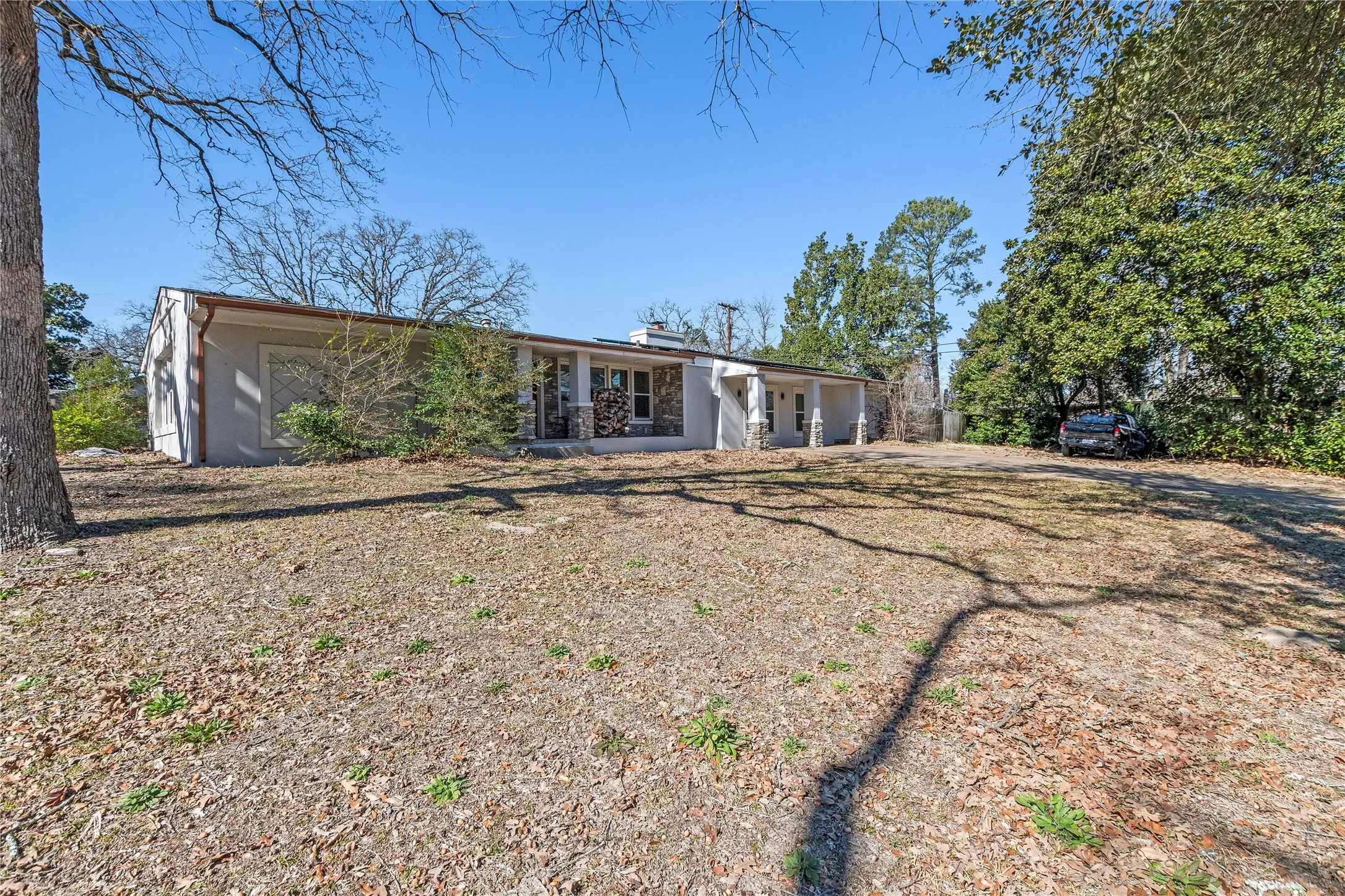 Single Family Residence For Sale in Henderson County , 400 W Cayuga Drive, Athens, Texas 75751, 4 Bedroom, 3 Bathroom, Garage spaces, 2,980 Sqft, built in 1954, mls#21185063, Real Estate Agent in Athens, Homes For Sale in Henderson county, Homes For Sale in Athens, Realtor in Athens Texas, Real Estate Brokerage Independent Realty Texas, Luminita Cordes Realtor