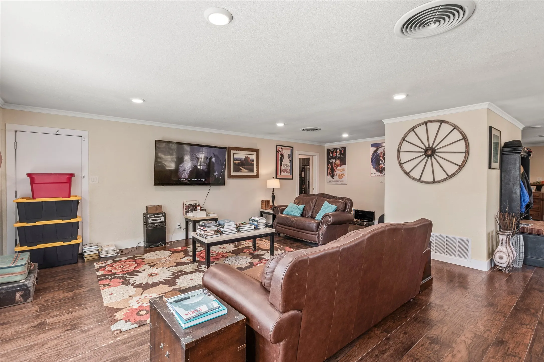Single Family Residence For Sale in Henderson County , 400 W Cayuga Drive, Athens, Texas 75751, 4 Bedroom, 3 Bathroom, Garage spaces, 2,980 Sqft, built in 1954, mls#21185063, Real Estate Agent in Athens, Homes For Sale in Henderson county, Homes For Sale in Athens, Realtor in Athens Texas, Real Estate Brokerage Independent Realty Texas, Luminita Cordes Realtor