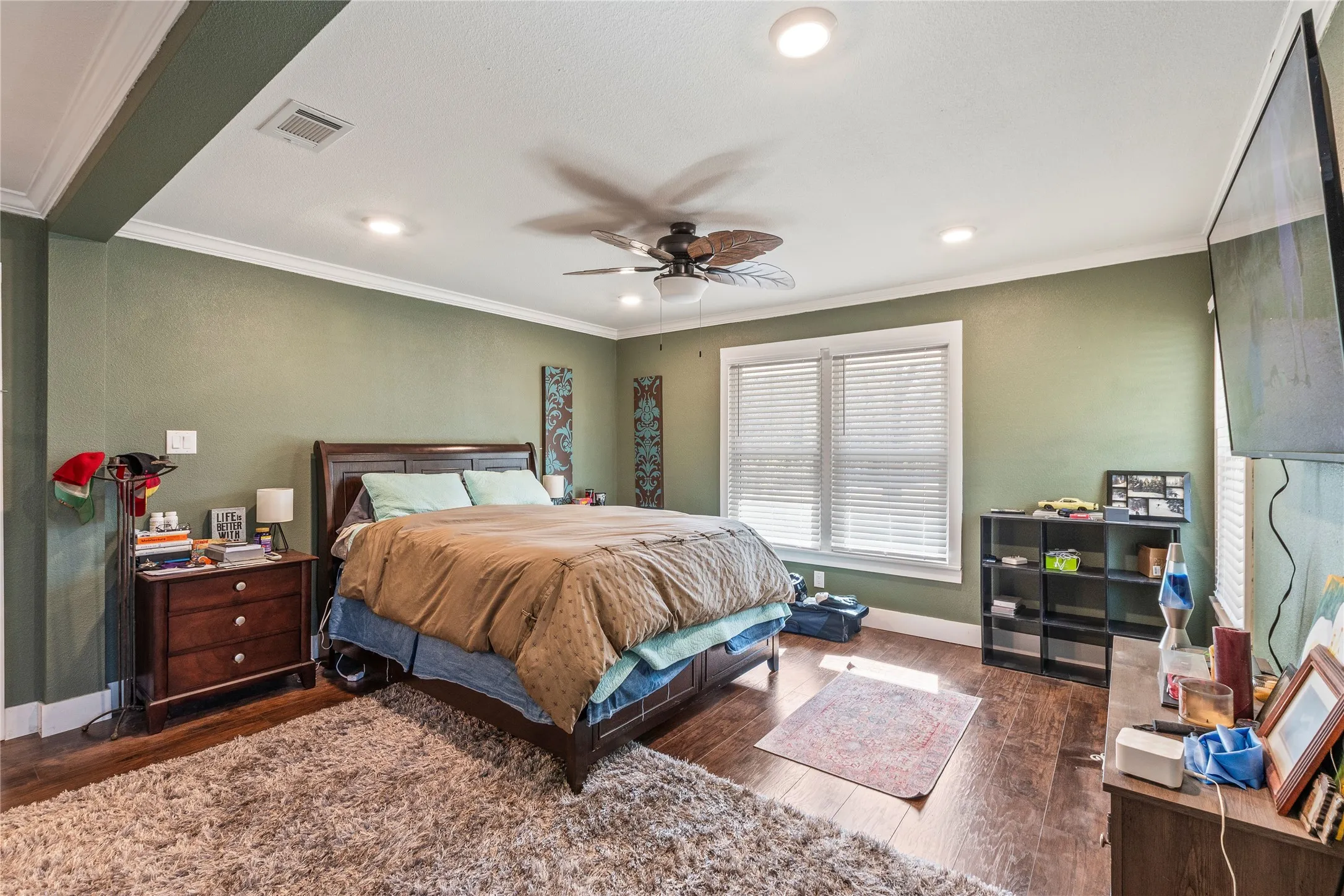 Single Family Residence For Sale in Henderson County , 400 W Cayuga Drive, Athens, Texas 75751, 4 Bedroom, 3 Bathroom, Garage spaces, 2,980 Sqft, built in 1954, mls#21185063, Real Estate Agent in Athens, Homes For Sale in Henderson county, Homes For Sale in Athens, Realtor in Athens Texas, Real Estate Brokerage Independent Realty Texas, Luminita Cordes Realtor