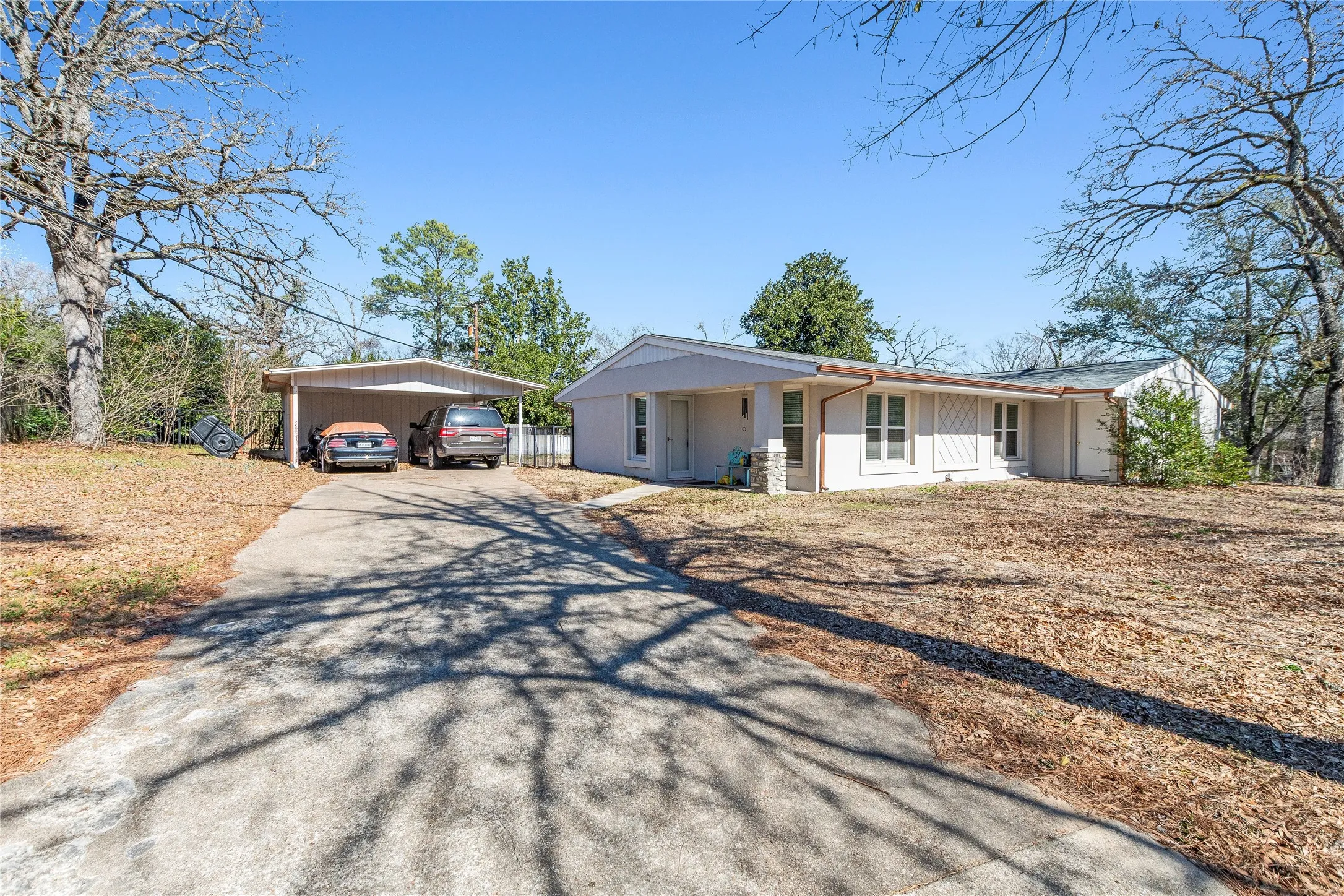 Single Family Residence For Sale in Henderson County , 400 W Cayuga Drive, Athens, Texas 75751, 4 Bedroom, 3 Bathroom, Garage spaces, 2,980 Sqft, built in 1954, mls#21185063, Real Estate Agent in Athens, Homes For Sale in Henderson county, Homes For Sale in Athens, Realtor in Athens Texas, Real Estate Brokerage Independent Realty Texas, Luminita Cordes Realtor