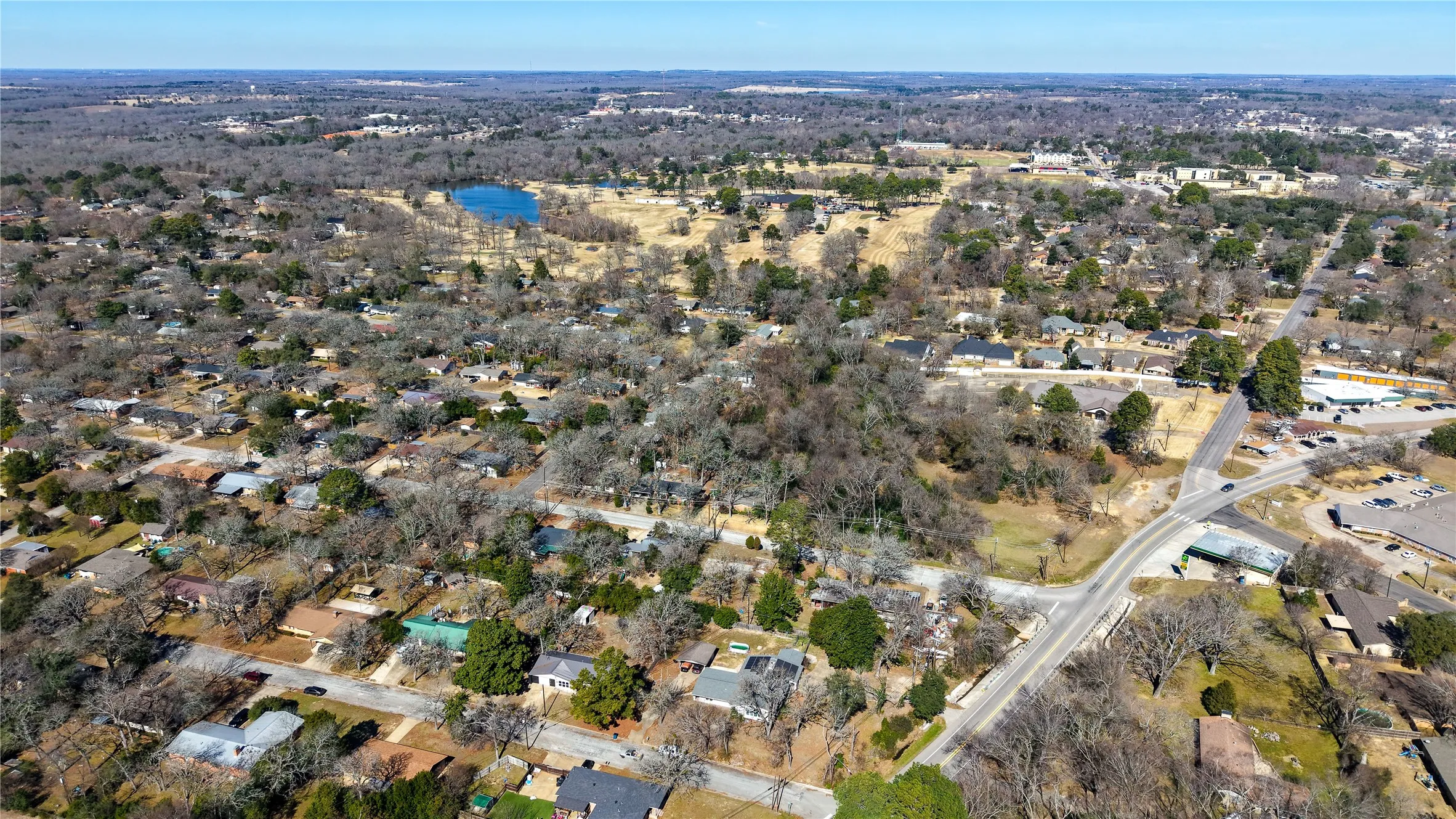 Single Family Residence For Sale in Henderson County , 400 W Cayuga Drive, Athens, Texas 75751, 4 Bedroom, 3 Bathroom, Garage spaces, 2,980 Sqft, built in 1954, mls#21185063, Real Estate Agent in Athens, Homes For Sale in Henderson county, Homes For Sale in Athens, Realtor in Athens Texas, Real Estate Brokerage Independent Realty Texas, Luminita Cordes Realtor