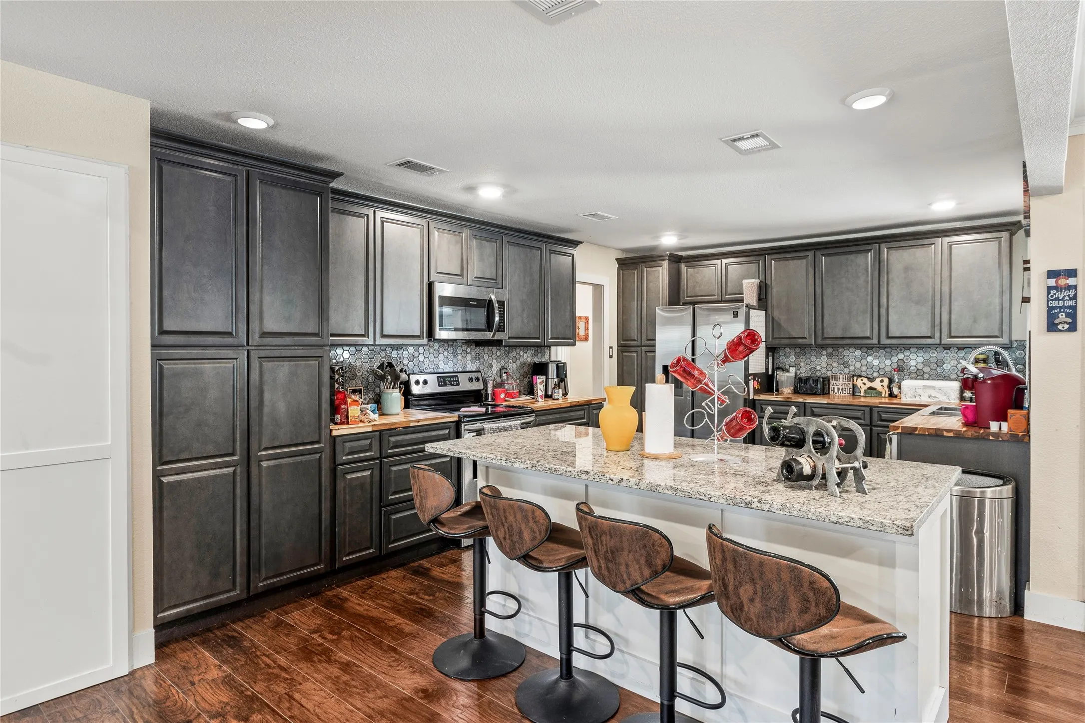 Single Family Residence For Sale in Henderson County , 400 W Cayuga Drive, Athens, Texas 75751, 4 Bedroom, 3 Bathroom, Garage spaces, 2,980 Sqft, built in 1954, mls#21185063, Real Estate Agent in Athens, Homes For Sale in Henderson county, Homes For Sale in Athens, Realtor in Athens Texas, Real Estate Brokerage Independent Realty Texas, Luminita Cordes Realtor