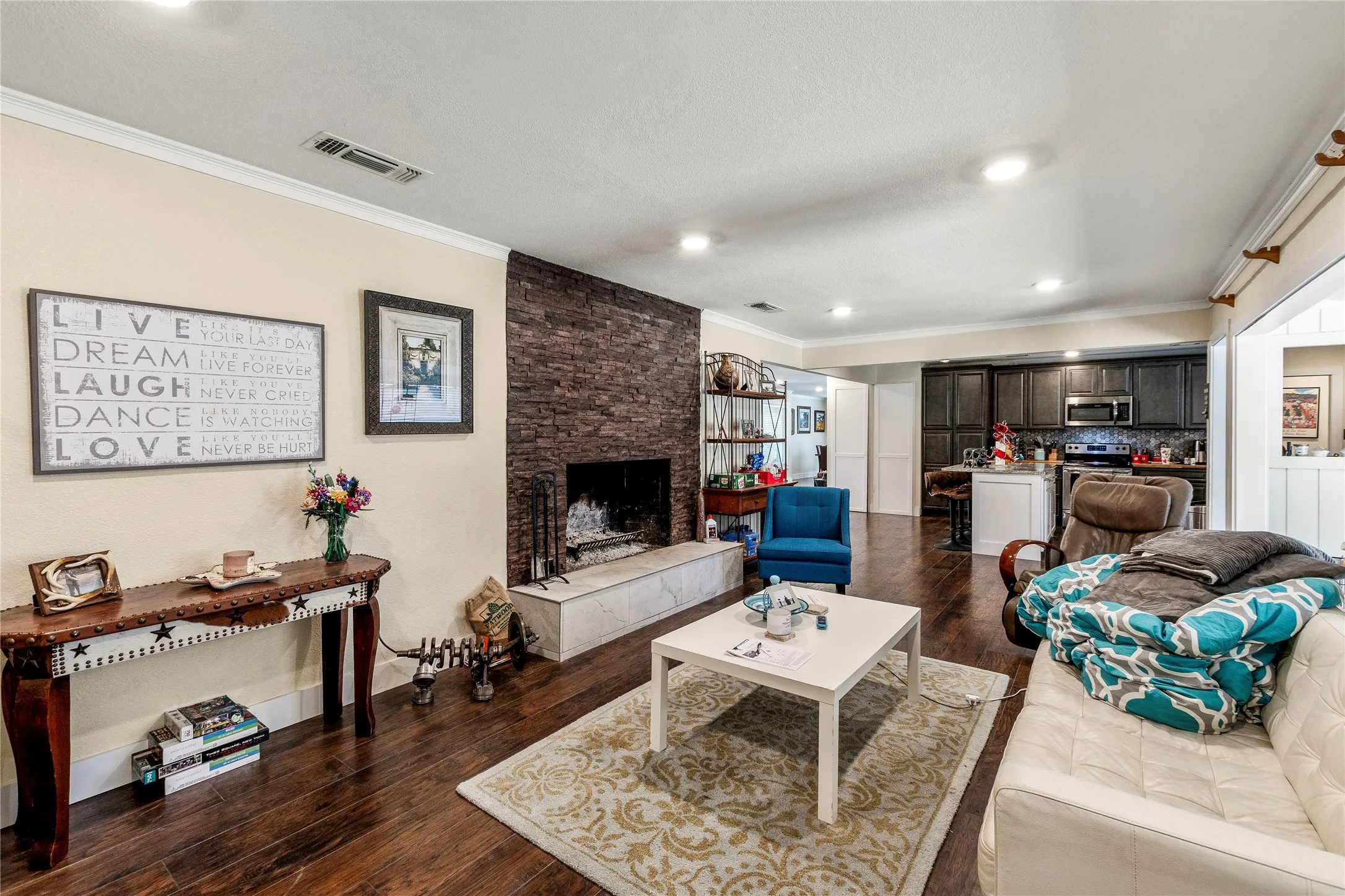 Single Family Residence For Sale in Henderson County , 400 W Cayuga Drive, Athens, Texas 75751, 4 Bedroom, 3 Bathroom, Garage spaces, 2,980 Sqft, built in 1954, mls#21185063, Real Estate Agent in Athens, Homes For Sale in Henderson county, Homes For Sale in Athens, Realtor in Athens Texas, Real Estate Brokerage Independent Realty Texas, Luminita Cordes Realtor