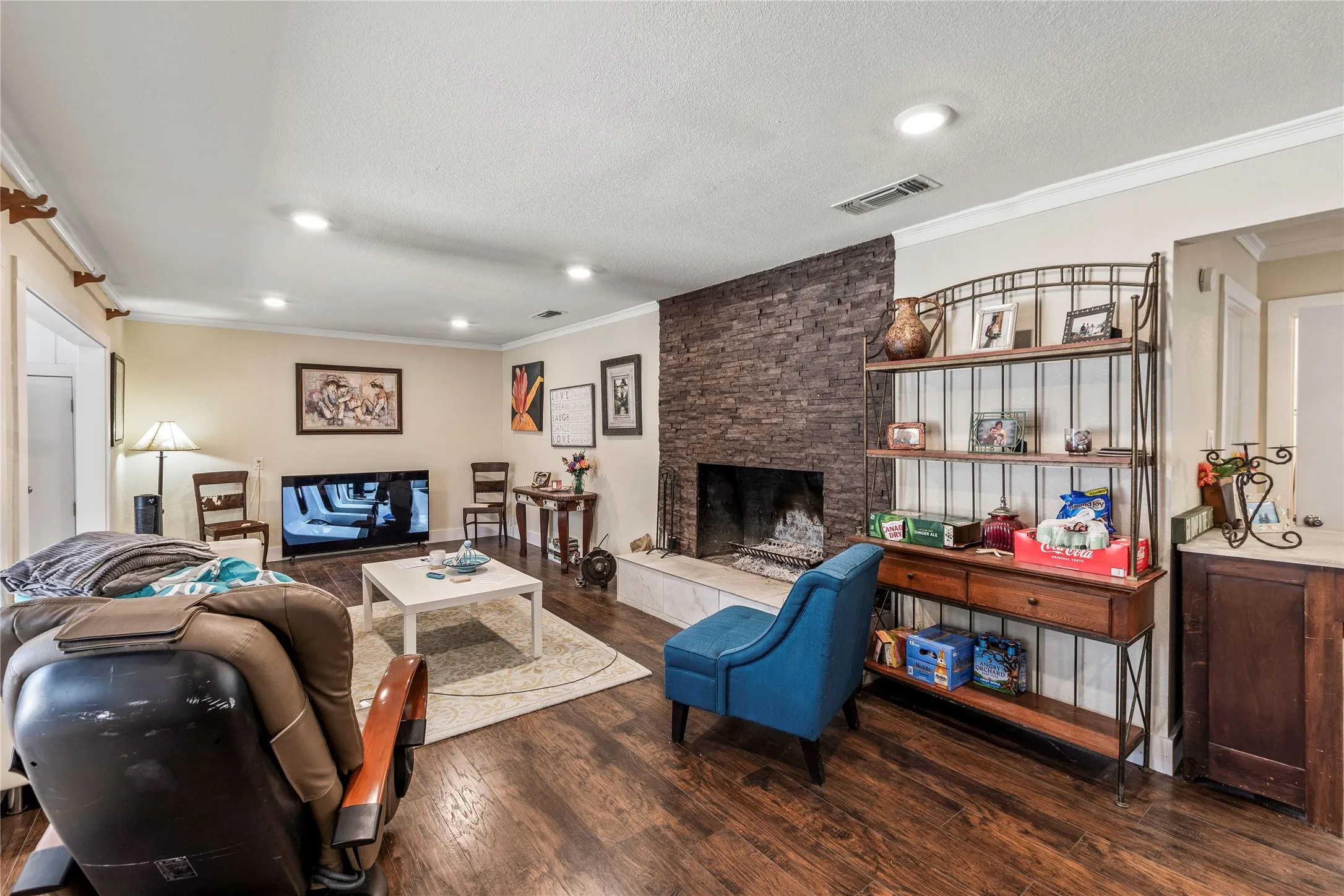 Single Family Residence For Sale in Henderson County , 400 W Cayuga Drive, Athens, Texas 75751, 4 Bedroom, 3 Bathroom, Garage spaces, 2,980 Sqft, built in 1954, mls#21185063, Real Estate Agent in Athens, Homes For Sale in Henderson county, Homes For Sale in Athens, Realtor in Athens Texas, Real Estate Brokerage Independent Realty Texas, Luminita Cordes Realtor