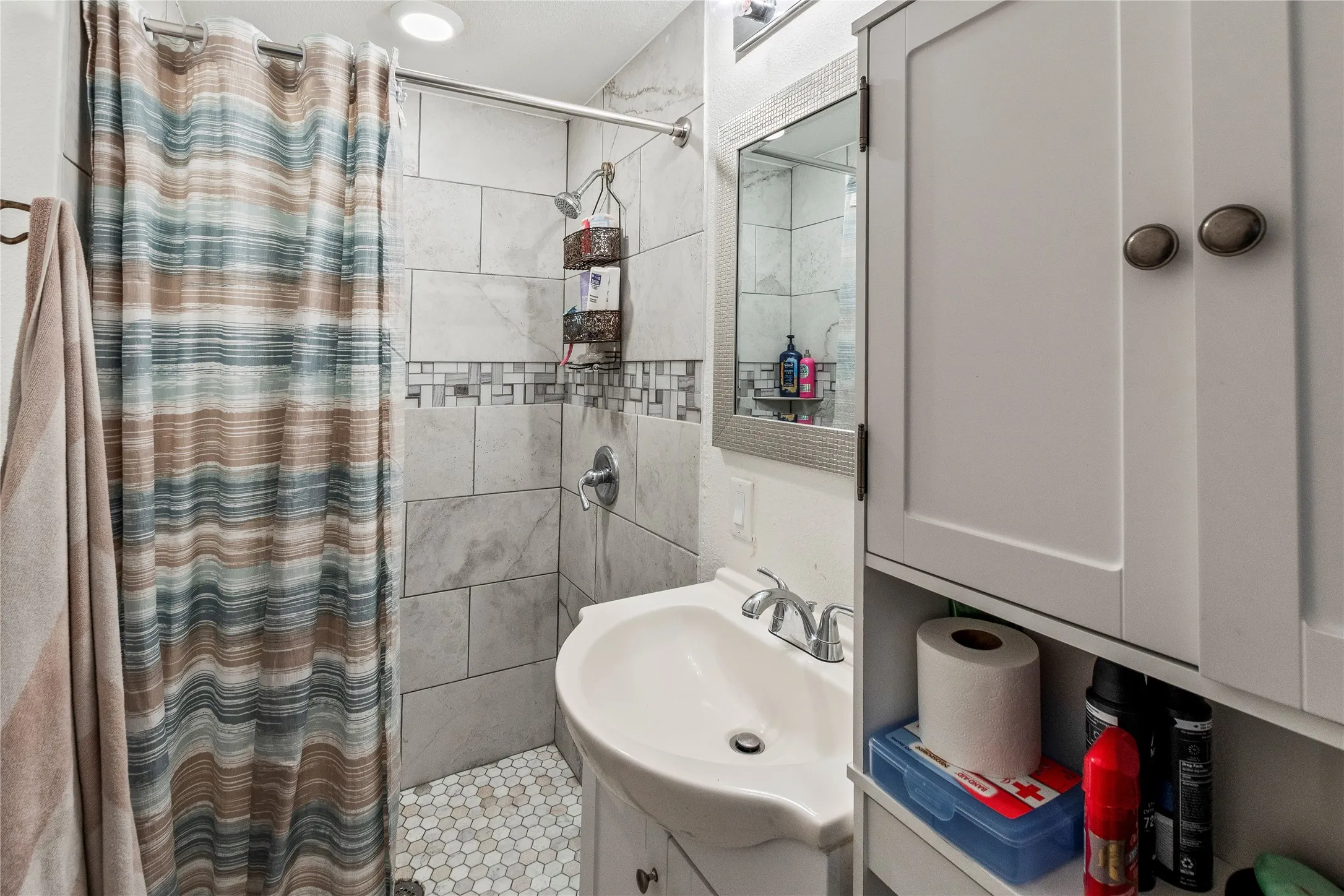 Single Family Residence For Sale in Henderson County , 400 W Cayuga Drive, Athens, Texas 75751, 4 Bedroom, 3 Bathroom, Garage spaces, 2,980 Sqft, built in 1954, mls#21185063, Real Estate Agent in Athens, Homes For Sale in Henderson county, Homes For Sale in Athens, Realtor in Athens Texas, Real Estate Brokerage Independent Realty Texas, Luminita Cordes Realtor