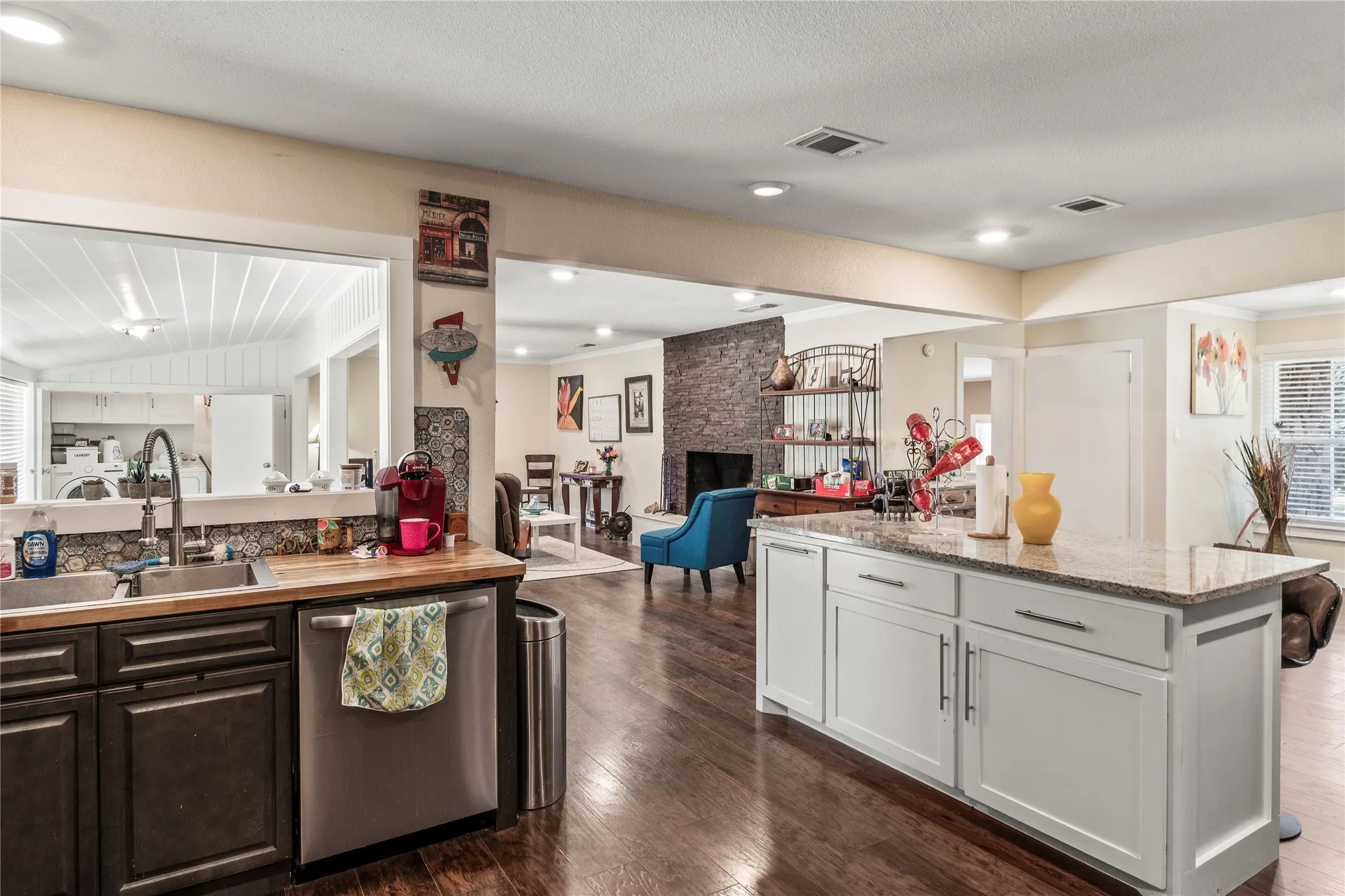 Single Family Residence For Sale in Henderson County , 400 W Cayuga Drive, Athens, Texas 75751, 4 Bedroom, 3 Bathroom, Garage spaces, 2,980 Sqft, built in 1954, mls#21185063, Real Estate Agent in Athens, Homes For Sale in Henderson county, Homes For Sale in Athens, Realtor in Athens Texas, Real Estate Brokerage Independent Realty Texas, Luminita Cordes Realtor