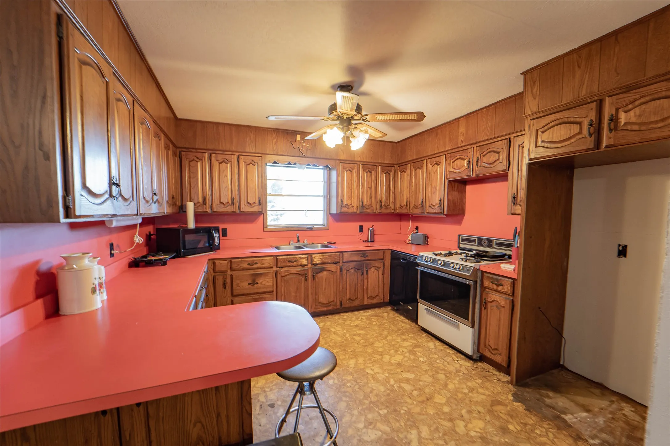 Single Family Residence For Sale in Stephens County , 901 S Miller Street, Breckenridge, Texas 76424, 2 Bedroom, 1 Bathroom, Garage spaces, 1,284 Sqft, built in 1941, mls#21191655, Real Estate Agent in Breckenridge, Homes For Sale in Stephens county, Homes For Sale in Breckenridge, Realtor in Breckenridge Texas, Real Estate Brokerage Independent Realty Texas, Luminita Cordes Realtor
