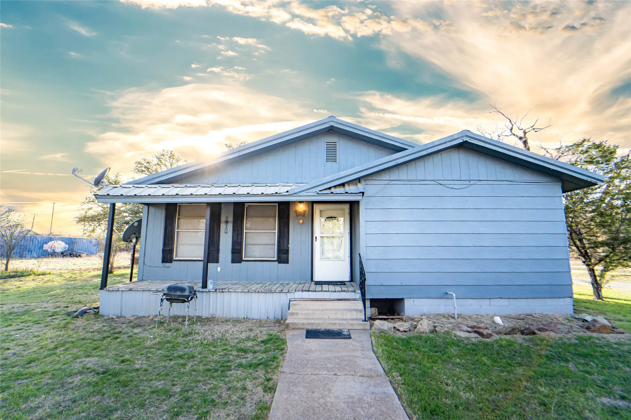 Single Family Residence For Sale in Stephens County , 901 S Miller Street, Breckenridge, Texas 76424, 2 Bedroom, 1 Bathroom, Garage spaces, 1,284 Sqft, built in 1941, mls#21191655, Real Estate Agent in Breckenridge, Homes For Sale in Stephens county, Homes For Sale in Breckenridge, Realtor in Breckenridge Texas, Real Estate Brokerage Independent Realty Texas, Luminita Cordes Realtor