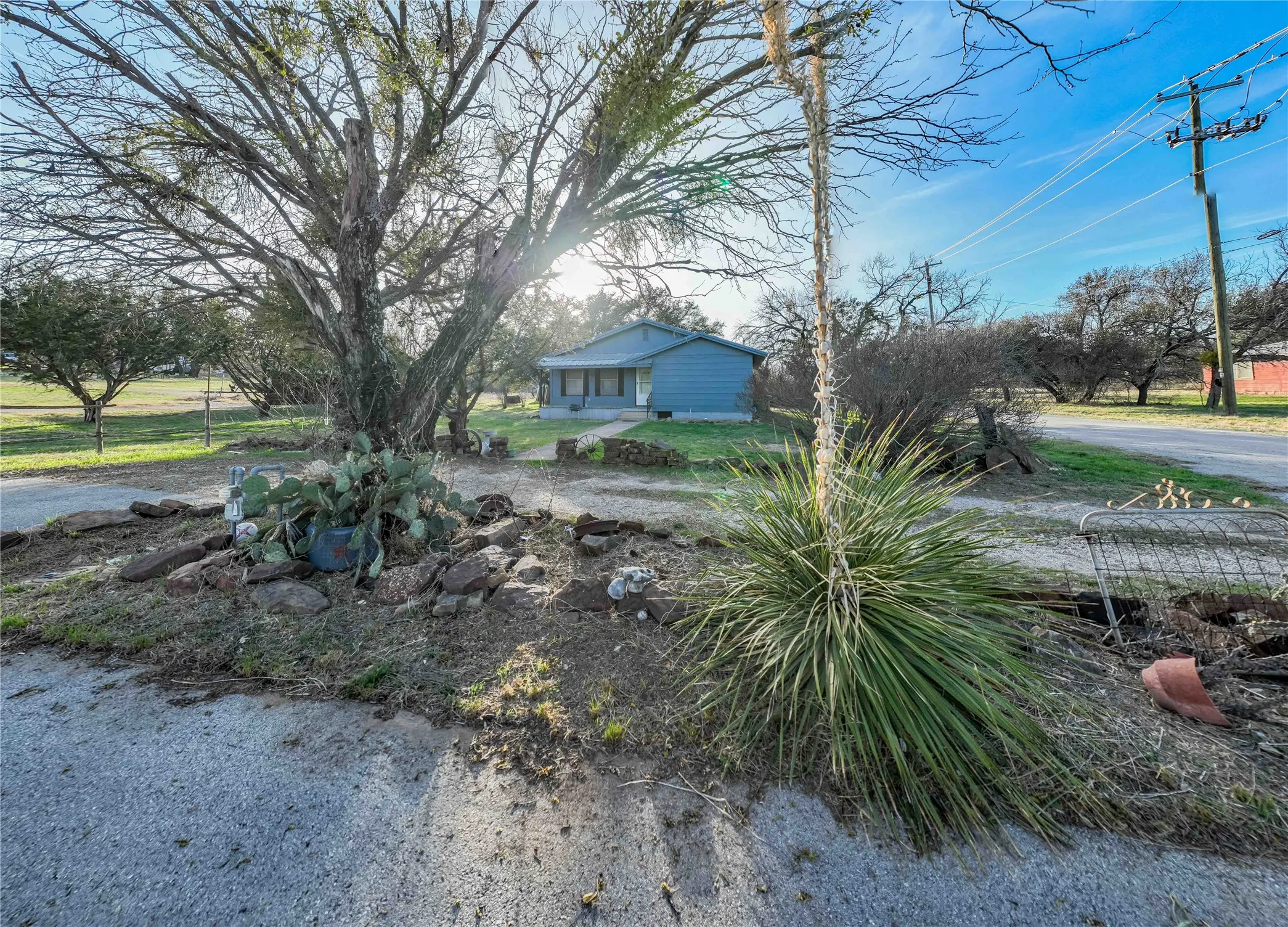 Single Family Residence For Sale in Stephens County , 901 S Miller Street, Breckenridge, Texas 76424, 2 Bedroom, 1 Bathroom, Garage spaces, 1,284 Sqft, built in 1941, mls#21191655, Real Estate Agent in Breckenridge, Homes For Sale in Stephens county, Homes For Sale in Breckenridge, Realtor in Breckenridge Texas, Real Estate Brokerage Independent Realty Texas, Luminita Cordes Realtor