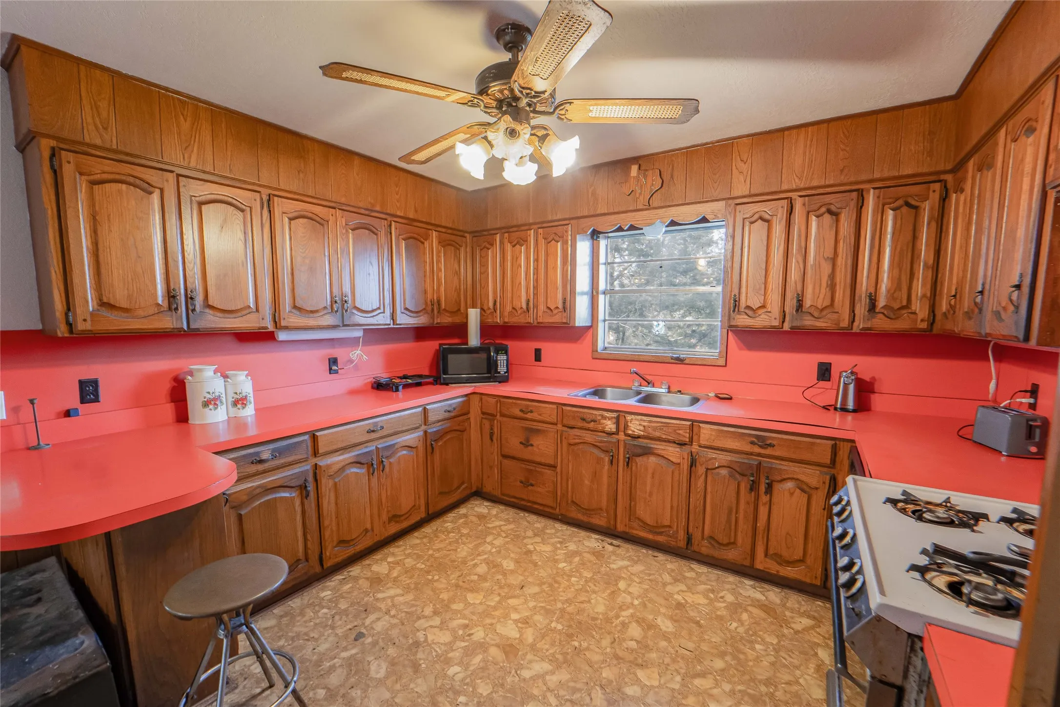 Single Family Residence For Sale in Stephens County , 901 S Miller Street, Breckenridge, Texas 76424, 2 Bedroom, 1 Bathroom, Garage spaces, 1,284 Sqft, built in 1941, mls#21191655, Real Estate Agent in Breckenridge, Homes For Sale in Stephens county, Homes For Sale in Breckenridge, Realtor in Breckenridge Texas, Real Estate Brokerage Independent Realty Texas, Luminita Cordes Realtor