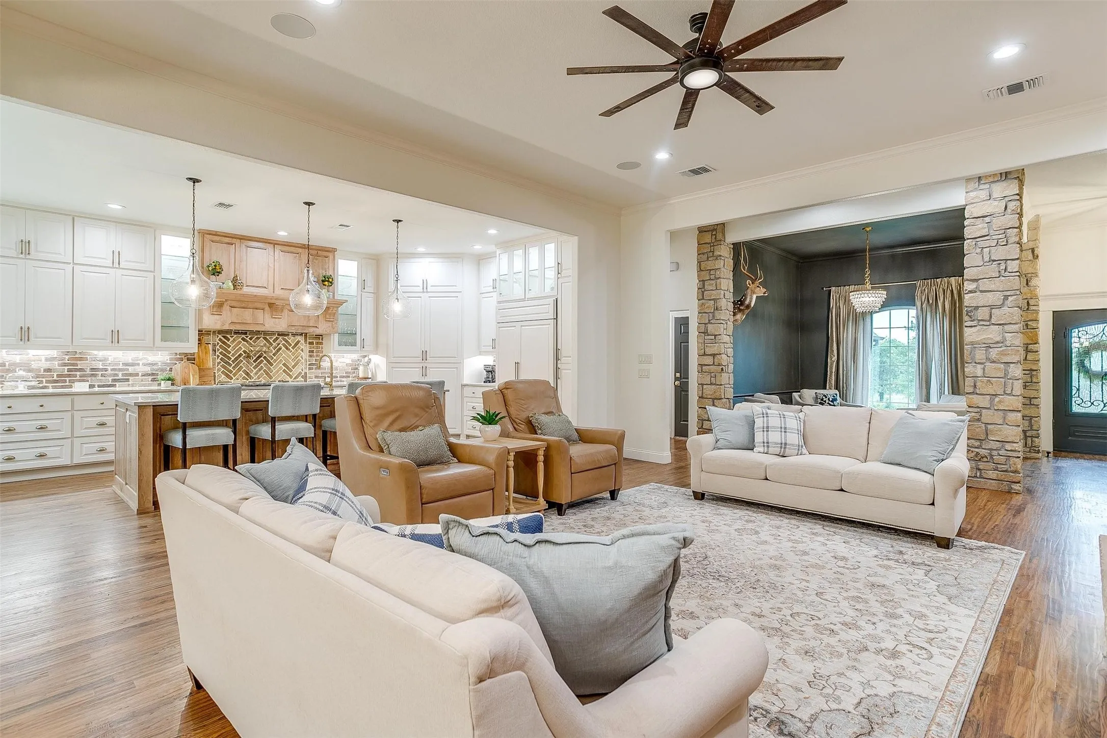 Living room with light wood finished floors, crown molding, a ceiling fan, and recessed lighting