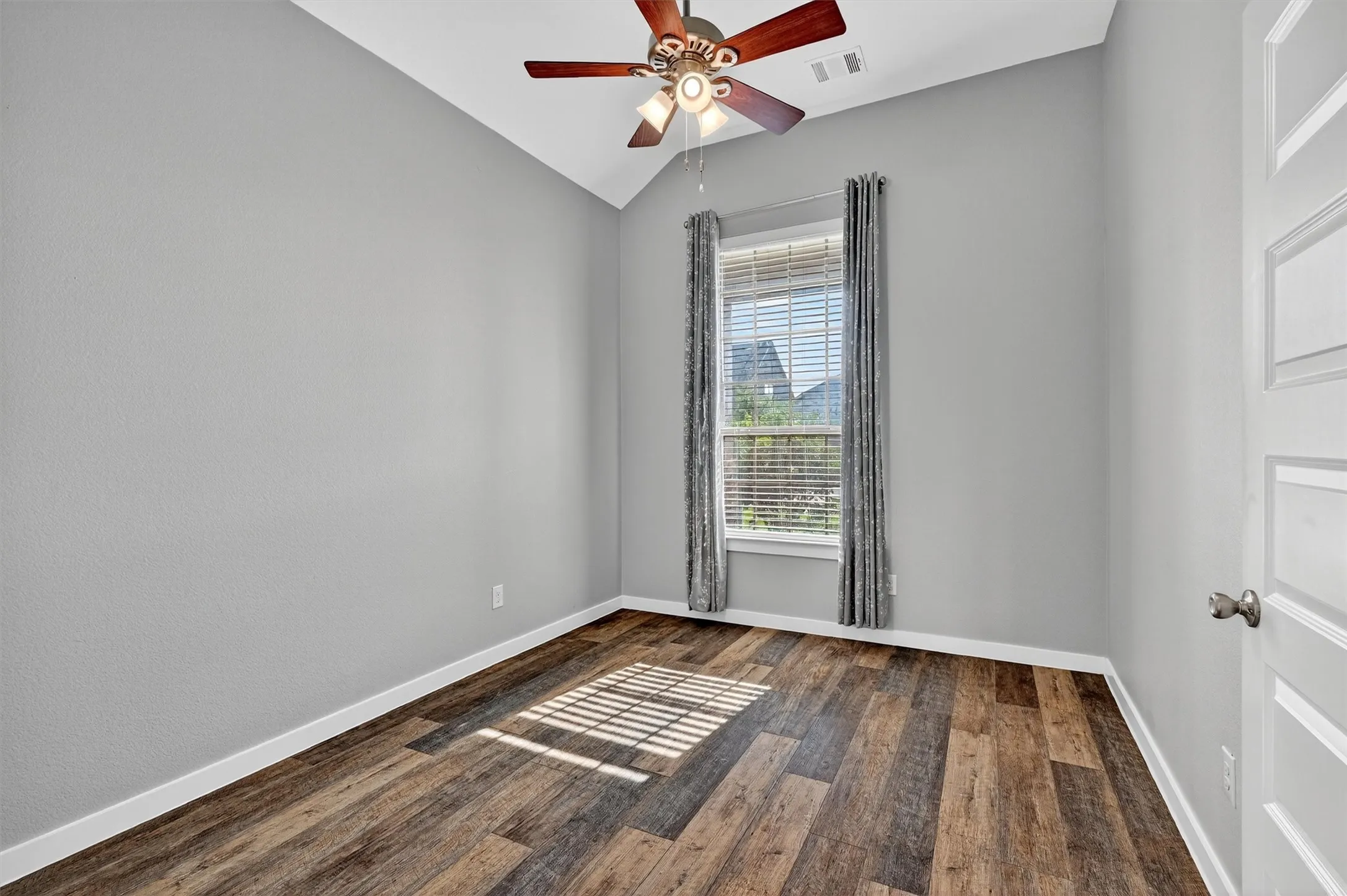 Single Family Residence For Sale in Grayson County , 3717 Fawn Meadow Trail, Denison, Texas 75020, 4 Bedroom, 3 Bathroom, 2 Garage spaces, 2,464 Sqft, built in 2019, Preowned, mls#21192768, Real Estate Agent in Denison, Homes For Sale in Grayson county, Homes For Sale in Denison, Realtor in Denison Texas, Real Estate Brokerage Independent Realty Texas, Luminita Cordes Realtor