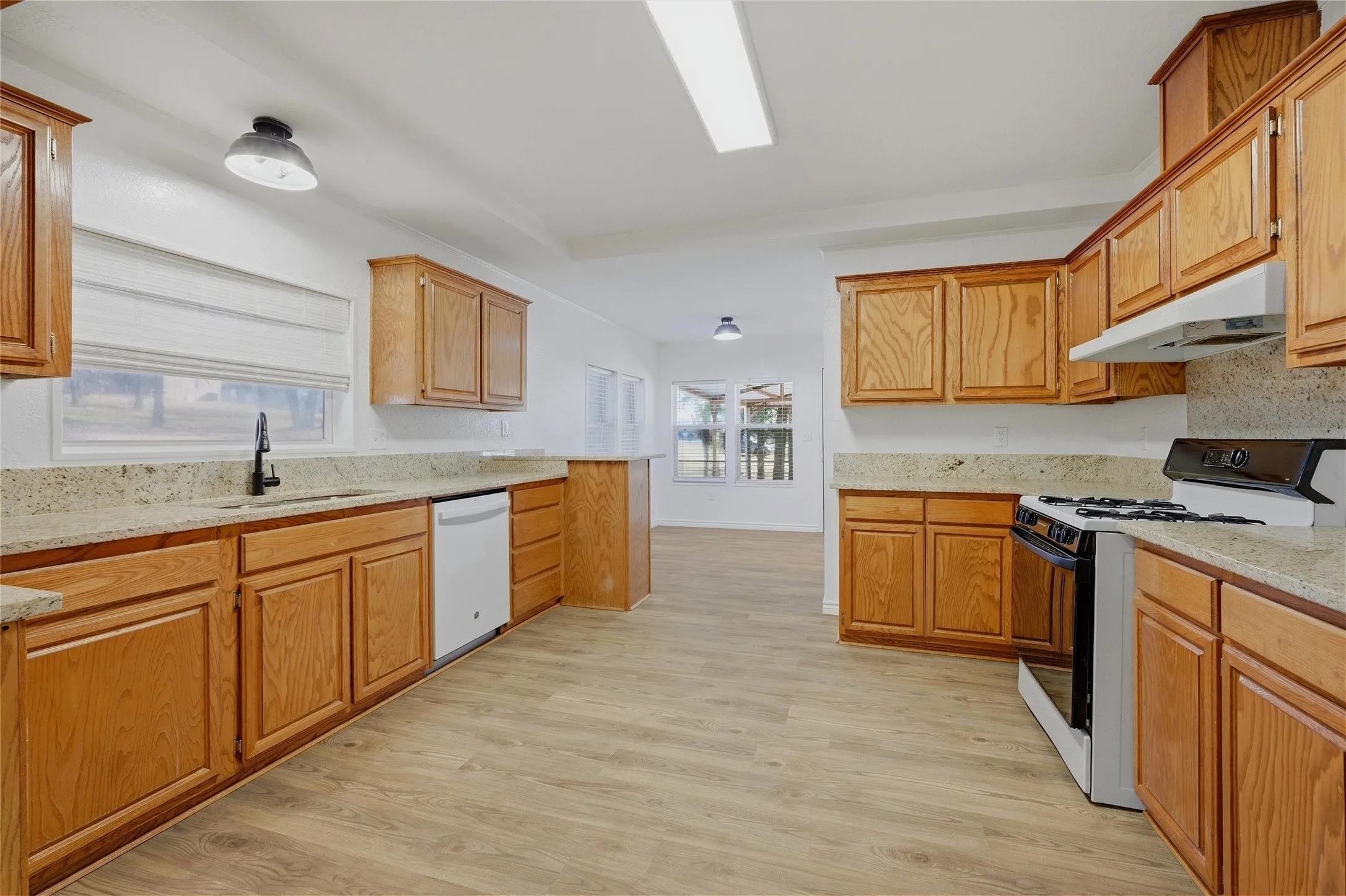 Mobile Home For Sale in Grayson County , 76 Forest Lane, Gordonville, Texas 76245, 3 Bedroom, 2 Bathroom, Garage spaces, 1,680 Sqft, built in 2002, Preowned, mls#21193315, Real Estate Agent in Gordonville, Homes For Sale in Grayson county, Homes For Sale in Gordonville, Realtor in Gordonville Texas, Real Estate Brokerage Independent Realty Texas, Luminita Cordes Realtor