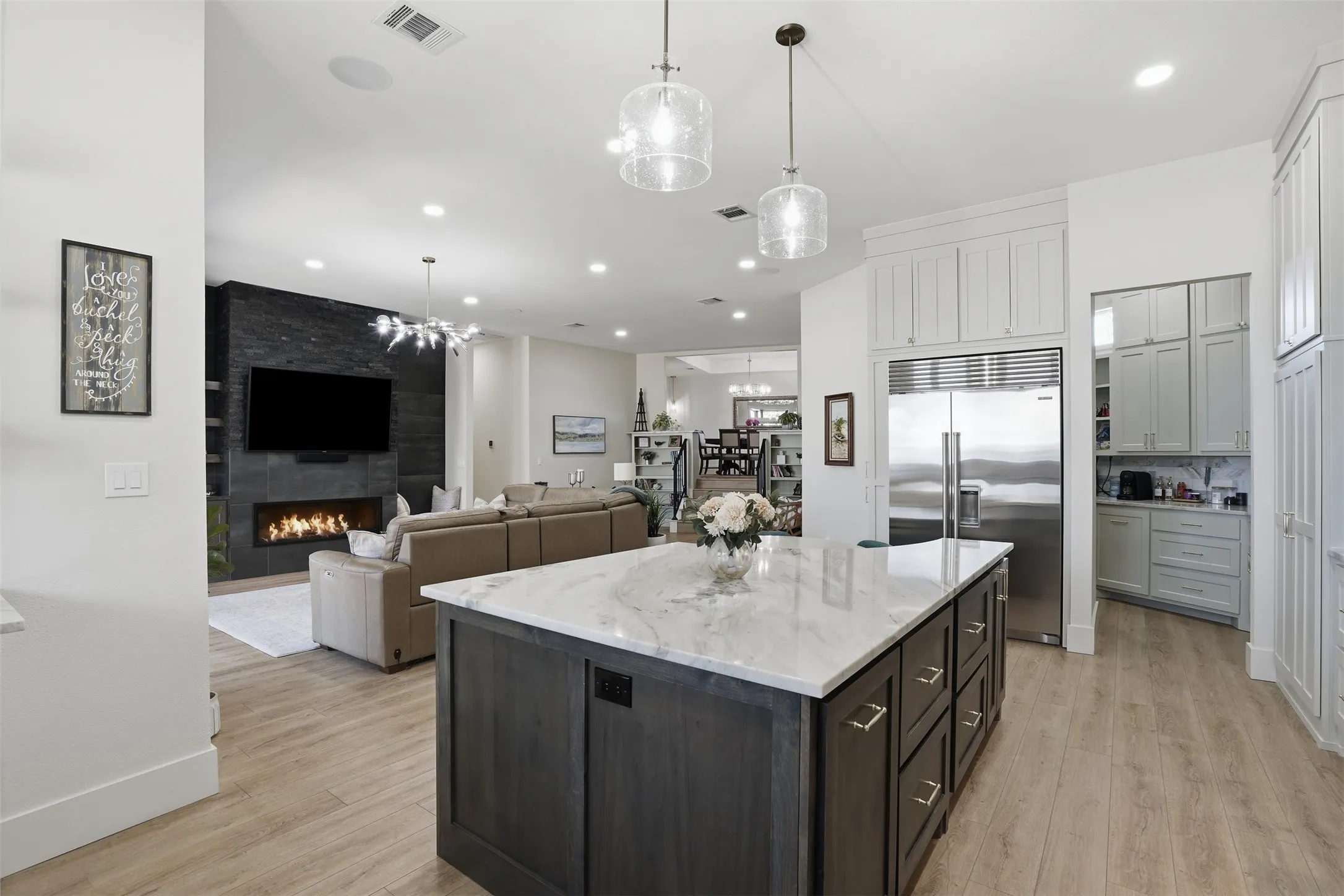 Single Family Residence For Sale in Tarrant County , 11754 North Court, Azle, Texas 76020, 5 Bedroom, 5 Bathroom, 3 Garage spaces, 4,819 Sqft, built in 1995, Preowned, mls#21192035, Real Estate Agent in Azle, Homes For Sale in Tarrant county, Homes For Sale in Azle, Realtor in Azle Texas, Real Estate Brokerage Independent Realty Texas, Luminita Cordes Realtor