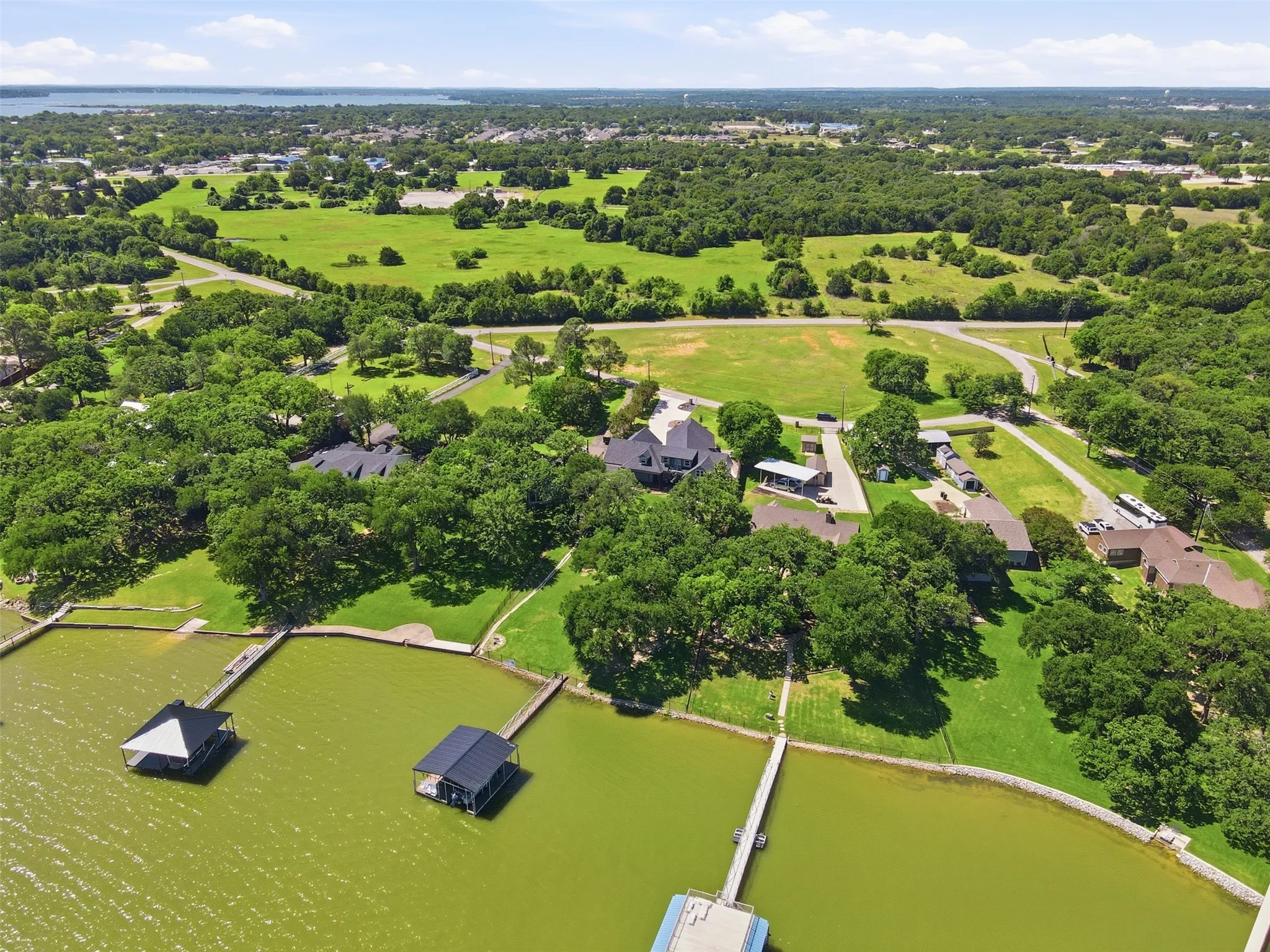 Single Family Residence For Sale in Tarrant County , 11754 North Court, Azle, Texas 76020, 5 Bedroom, 5 Bathroom, 3 Garage spaces, 4,819 Sqft, built in 1995, Preowned, mls#21192035, Real Estate Agent in Azle, Homes For Sale in Tarrant county, Homes For Sale in Azle, Realtor in Azle Texas, Real Estate Brokerage Independent Realty Texas, Luminita Cordes Realtor