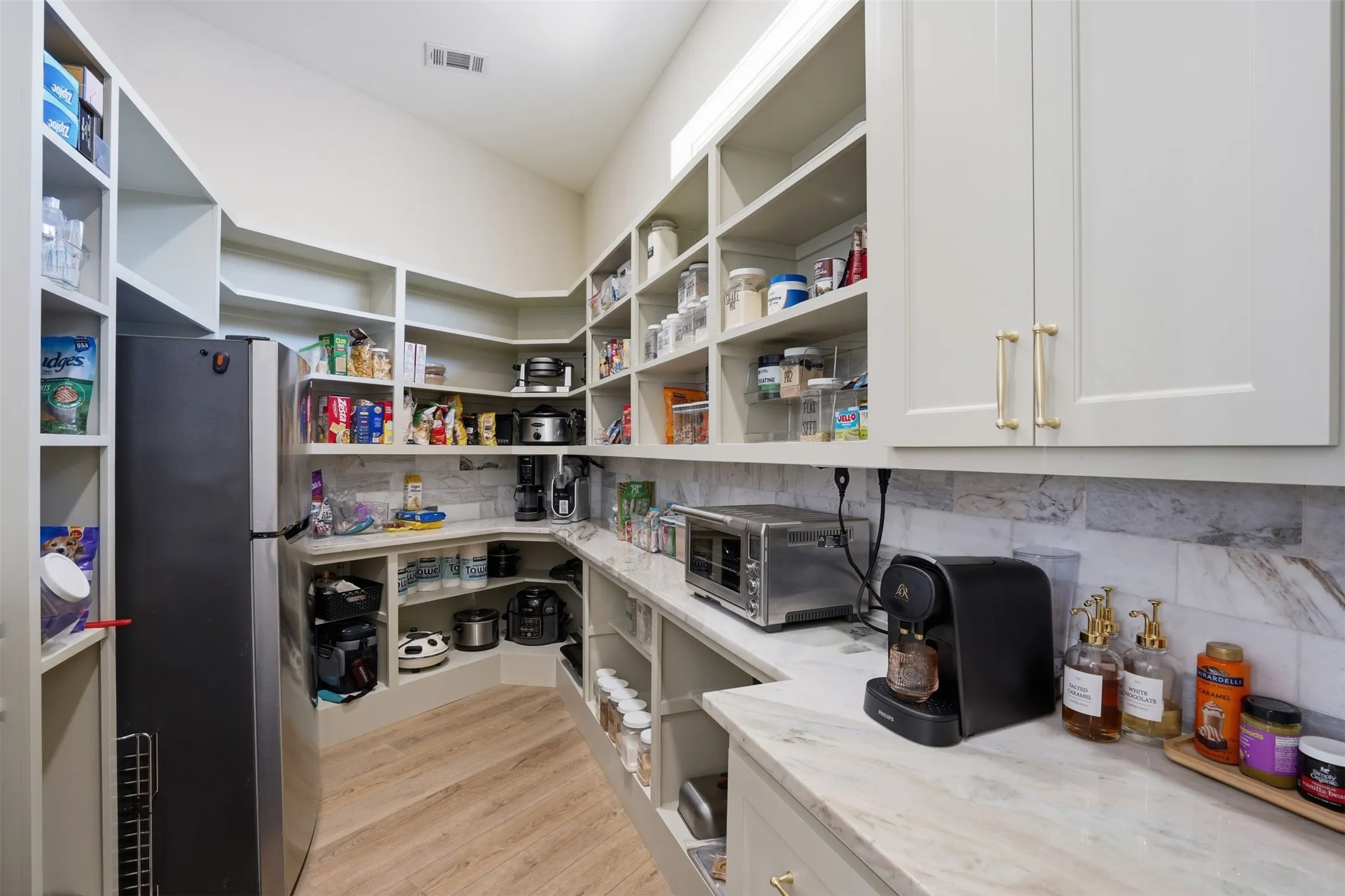 Single Family Residence For Sale in Tarrant County , 11754 North Court, Azle, Texas 76020, 5 Bedroom, 5 Bathroom, 3 Garage spaces, 4,819 Sqft, built in 1995, Preowned, mls#21192035, Real Estate Agent in Azle, Homes For Sale in Tarrant county, Homes For Sale in Azle, Realtor in Azle Texas, Real Estate Brokerage Independent Realty Texas, Luminita Cordes Realtor