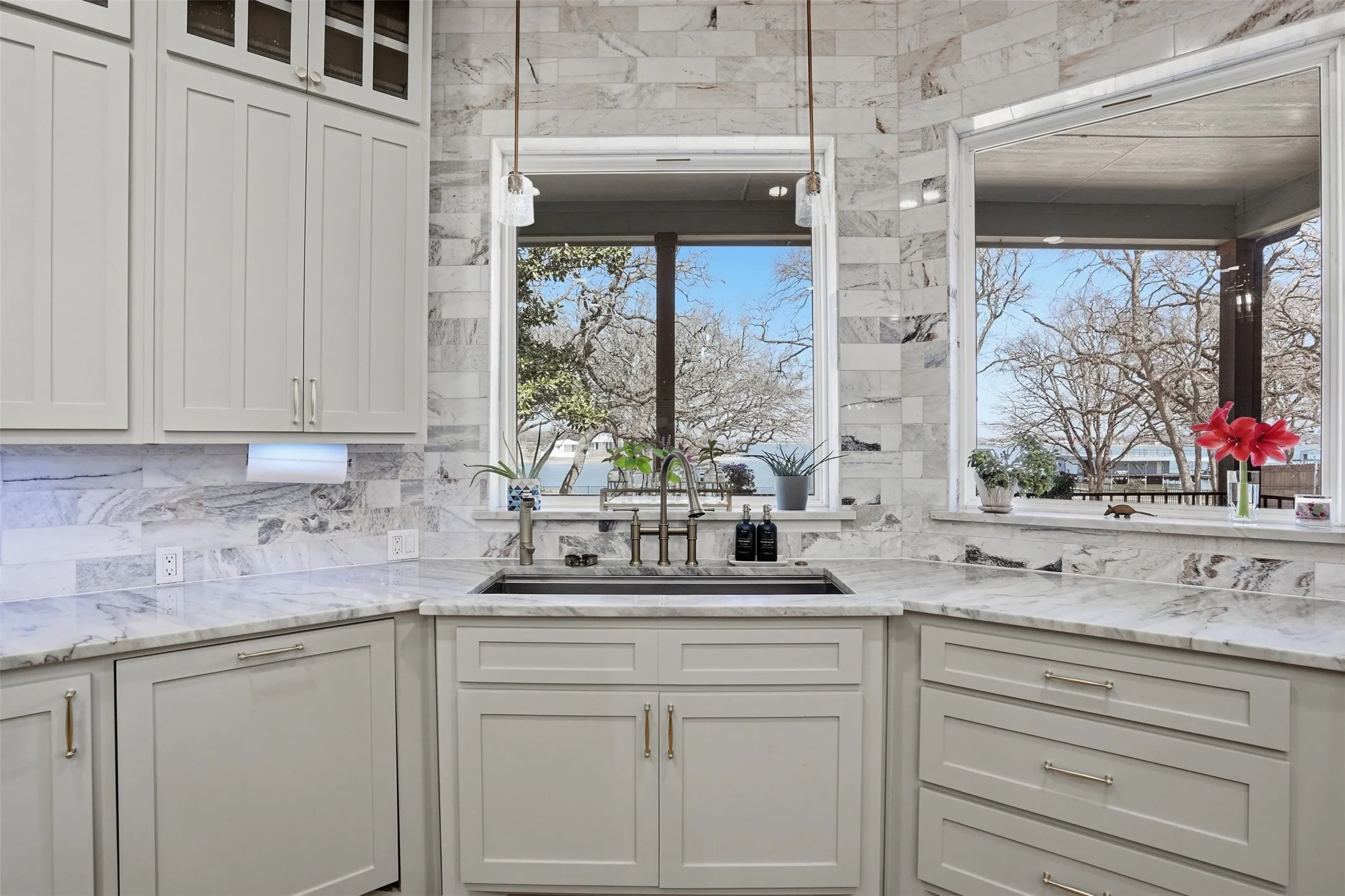 Single Family Residence For Sale in Tarrant County , 11754 North Court, Azle, Texas 76020, 5 Bedroom, 5 Bathroom, 3 Garage spaces, 4,819 Sqft, built in 1995, Preowned, mls#21192035, Real Estate Agent in Azle, Homes For Sale in Tarrant county, Homes For Sale in Azle, Realtor in Azle Texas, Real Estate Brokerage Independent Realty Texas, Luminita Cordes Realtor