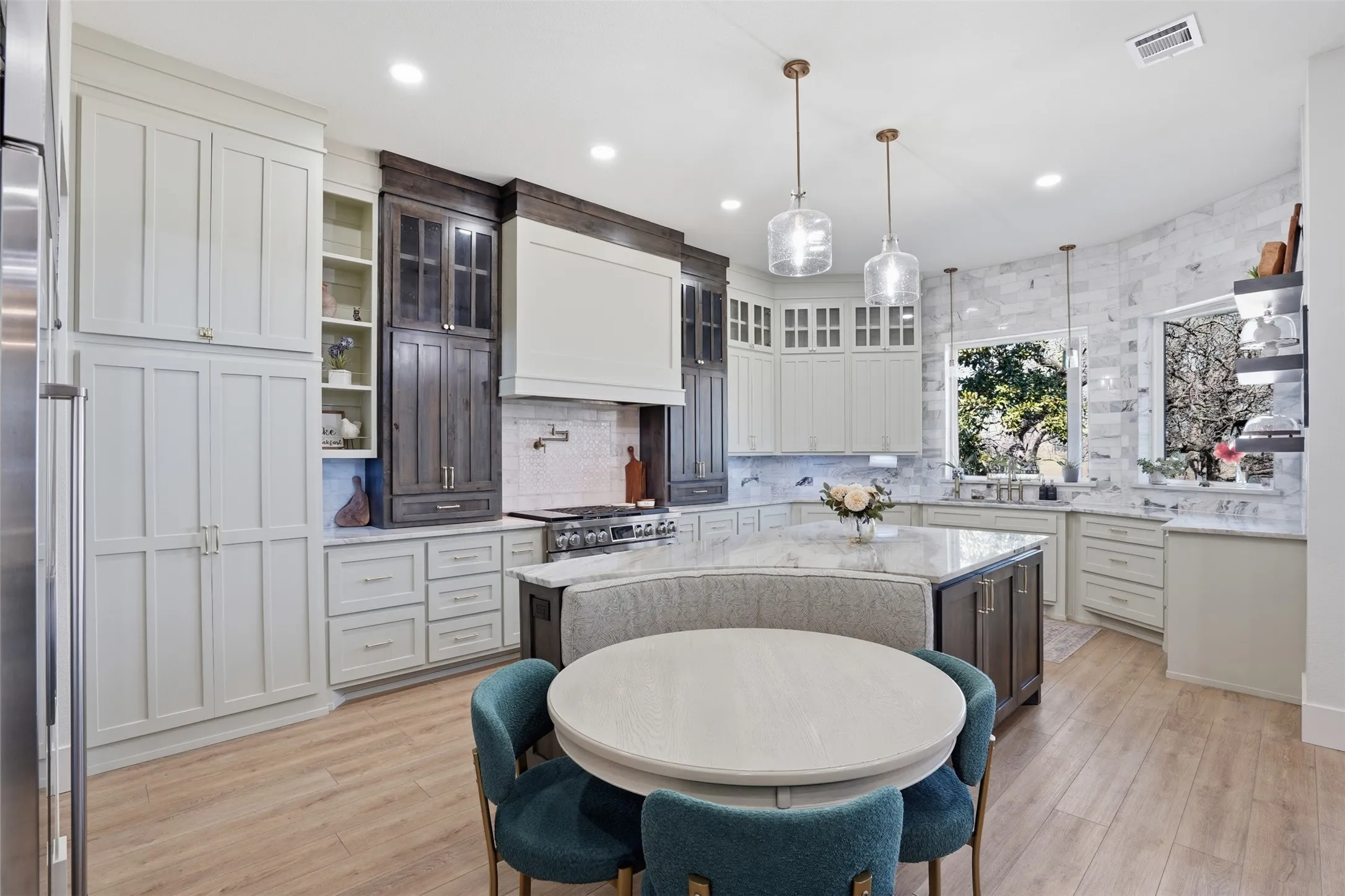 Single Family Residence For Sale in Tarrant County , 11754 North Court, Azle, Texas 76020, 5 Bedroom, 5 Bathroom, 3 Garage spaces, 4,819 Sqft, built in 1995, Preowned, mls#21192035, Real Estate Agent in Azle, Homes For Sale in Tarrant county, Homes For Sale in Azle, Realtor in Azle Texas, Real Estate Brokerage Independent Realty Texas, Luminita Cordes Realtor