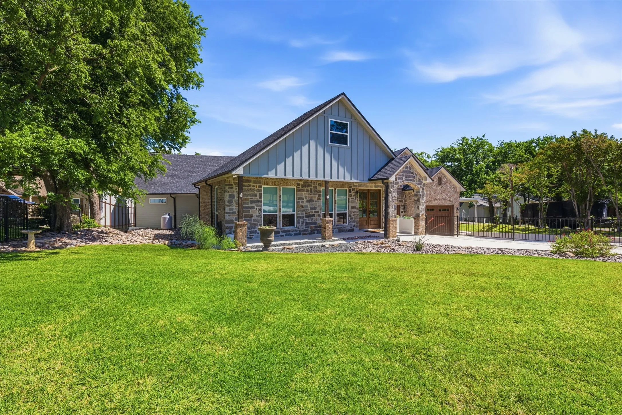 Single Family Residence For Sale in Tarrant County , 11754 North Court, Azle, Texas 76020, 5 Bedroom, 5 Bathroom, 3 Garage spaces, 4,819 Sqft, built in 1995, Preowned, mls#21192035, Real Estate Agent in Azle, Homes For Sale in Tarrant county, Homes For Sale in Azle, Realtor in Azle Texas, Real Estate Brokerage Independent Realty Texas, Luminita Cordes Realtor
