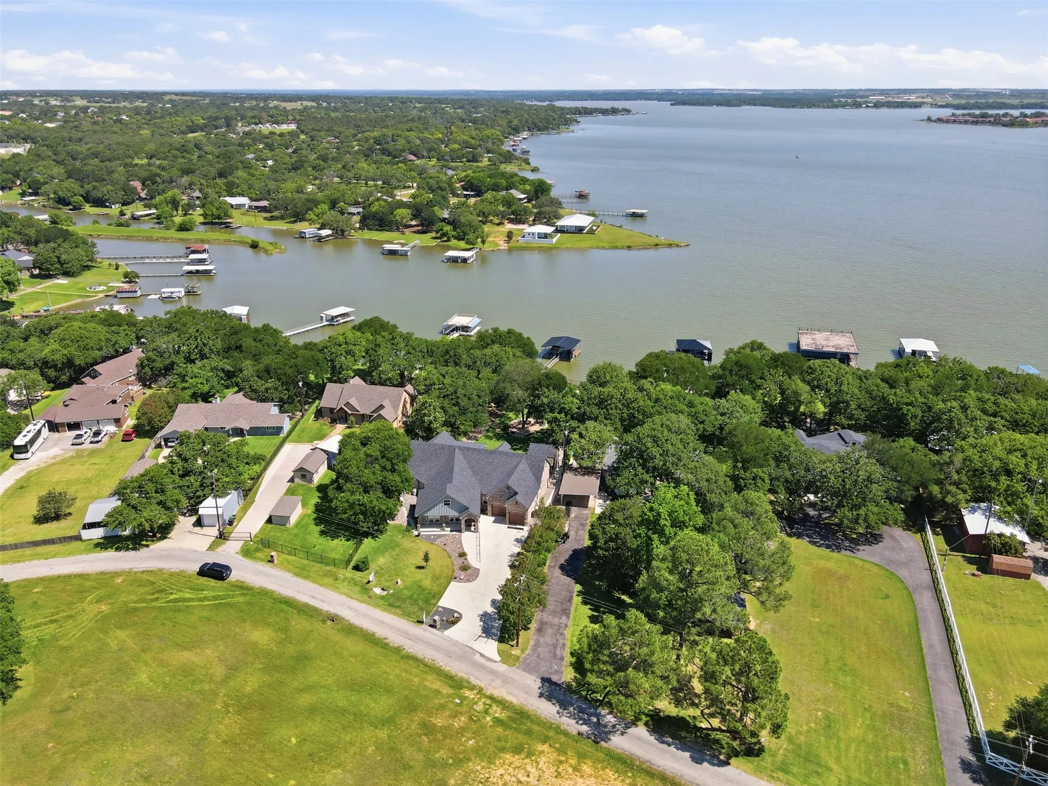 Single Family Residence For Sale in Tarrant County , 11754 North Court, Azle, Texas 76020, 5 Bedroom, 5 Bathroom, 3 Garage spaces, 4,819 Sqft, built in 1995, Preowned, mls#21192035, Real Estate Agent in Azle, Homes For Sale in Tarrant county, Homes For Sale in Azle, Realtor in Azle Texas, Real Estate Brokerage Independent Realty Texas, Luminita Cordes Realtor