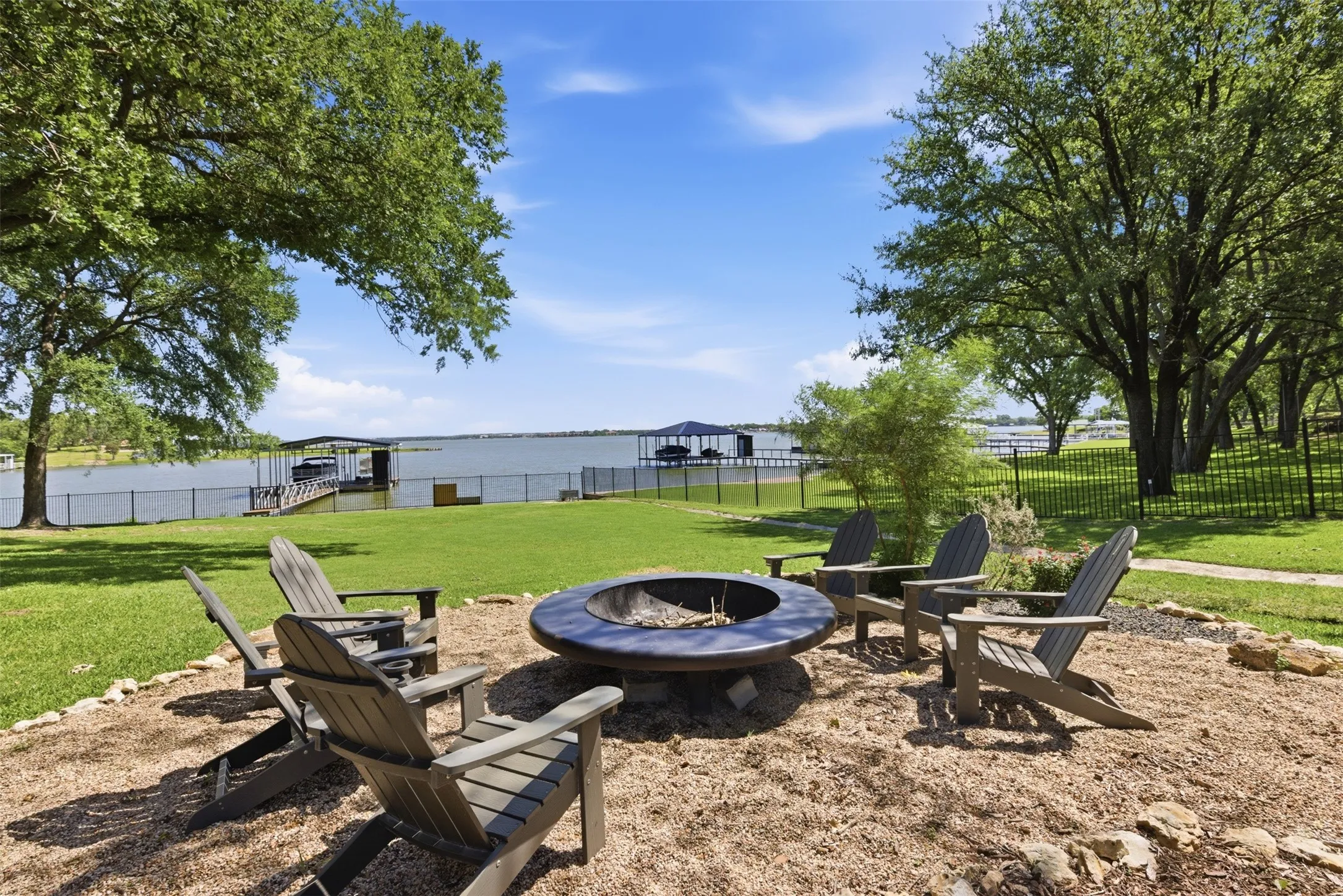 Single Family Residence For Sale in Tarrant County , 11754 North Court, Azle, Texas 76020, 5 Bedroom, 5 Bathroom, 3 Garage spaces, 4,819 Sqft, built in 1995, Preowned, mls#21192035, Real Estate Agent in Azle, Homes For Sale in Tarrant county, Homes For Sale in Azle, Realtor in Azle Texas, Real Estate Brokerage Independent Realty Texas, Luminita Cordes Realtor