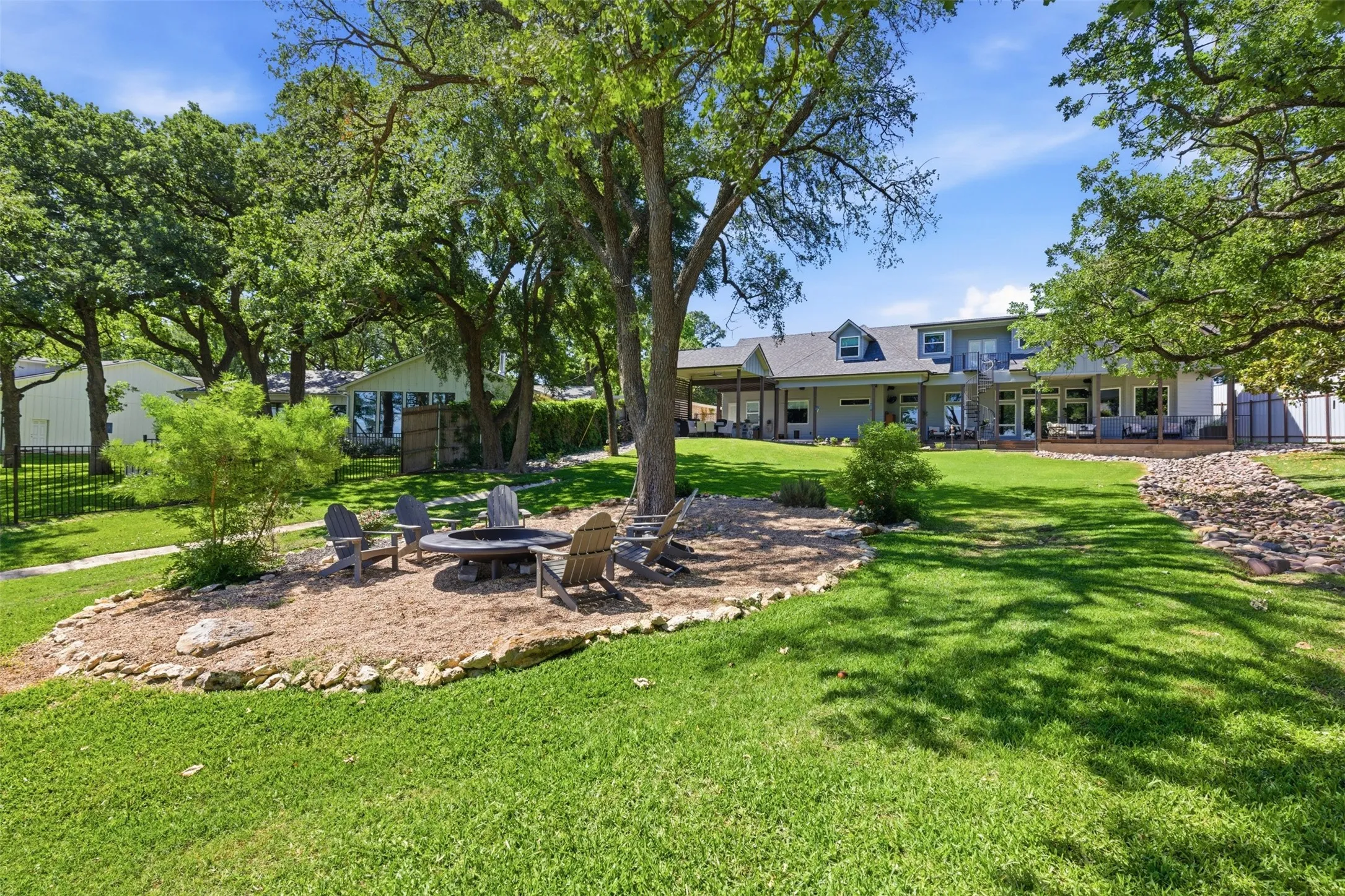 Single Family Residence For Sale in Tarrant County , 11754 North Court, Azle, Texas 76020, 5 Bedroom, 5 Bathroom, 3 Garage spaces, 4,819 Sqft, built in 1995, Preowned, mls#21192035, Real Estate Agent in Azle, Homes For Sale in Tarrant county, Homes For Sale in Azle, Realtor in Azle Texas, Real Estate Brokerage Independent Realty Texas, Luminita Cordes Realtor