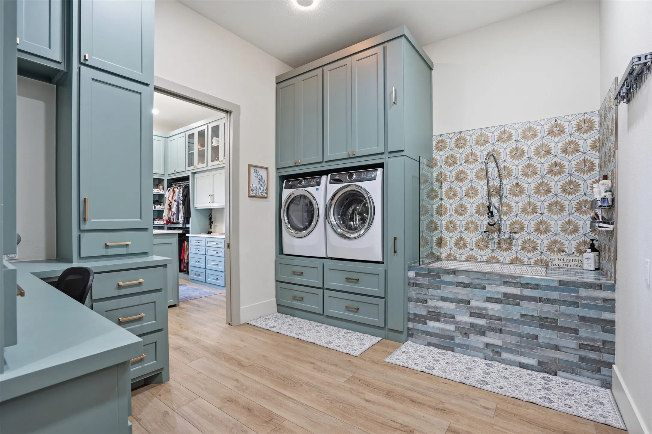 Single Family Residence For Sale in Tarrant County , 11754 North Court, Azle, Texas 76020, 5 Bedroom, 5 Bathroom, 3 Garage spaces, 4,819 Sqft, built in 1995, Preowned, mls#21192035, Real Estate Agent in Azle, Homes For Sale in Tarrant county, Homes For Sale in Azle, Realtor in Azle Texas, Real Estate Brokerage Independent Realty Texas, Luminita Cordes Realtor