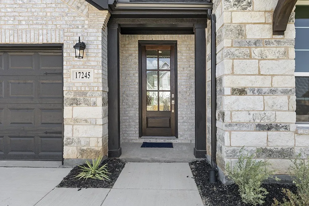 06. 17245 Oxborough - Ext. Entry
