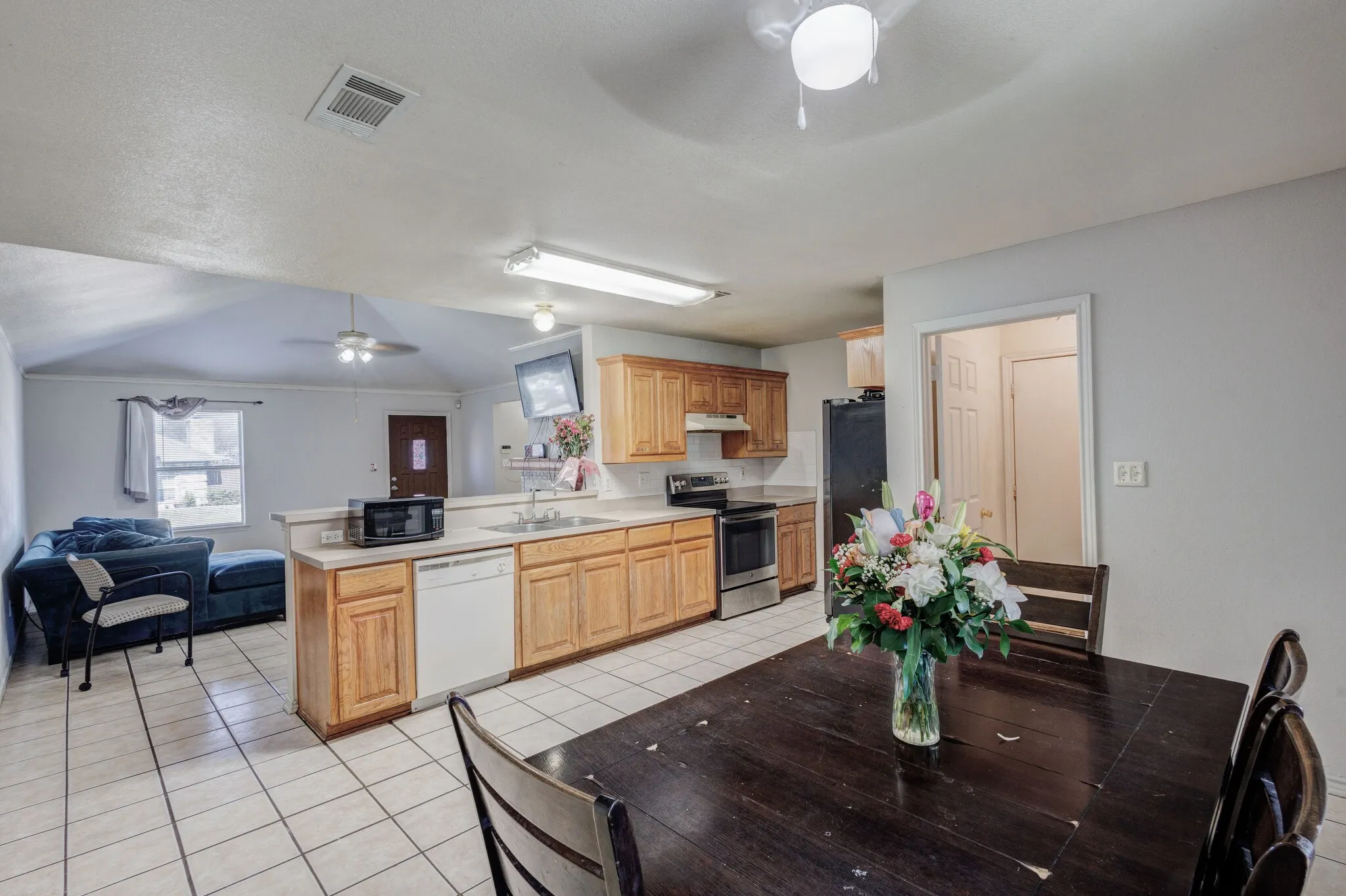 Single Family Residence For Sale in Dallas County , 5118 Wesley Chapel Lane, Dallas, Texas 75236, 3 Bedroom, 2 Bathroom, 2 Garage spaces, 1,383 Sqft, built in 2001, mls#21193820, Real Estate Agent in Dallas, Homes For Sale in Dallas county, Homes For Sale in Dallas, Realtor in Dallas Texas, Real Estate Brokerage Independent Realty Texas, Luminita Cordes Realtor