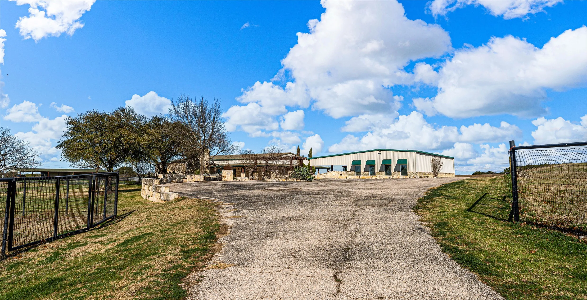 Farm For Sale in Mc Lennan County , 2820 Talbert Ranch Road, China Spring, Texas 76633, 4 Bedrooms, 3 Bathrooms, 4 Garage spaces, 2,868 Sqft, built in 2002, Price $1,600,000, mls#21193328, Real Estate Agent in China Spring, Homes For Sale in Mc Lennan county, Homes For Sale in China Spring, Realtor in China Spring Texas, Real Estate Brokerage Independent Realty Texas, Luminita Cordes Realtor