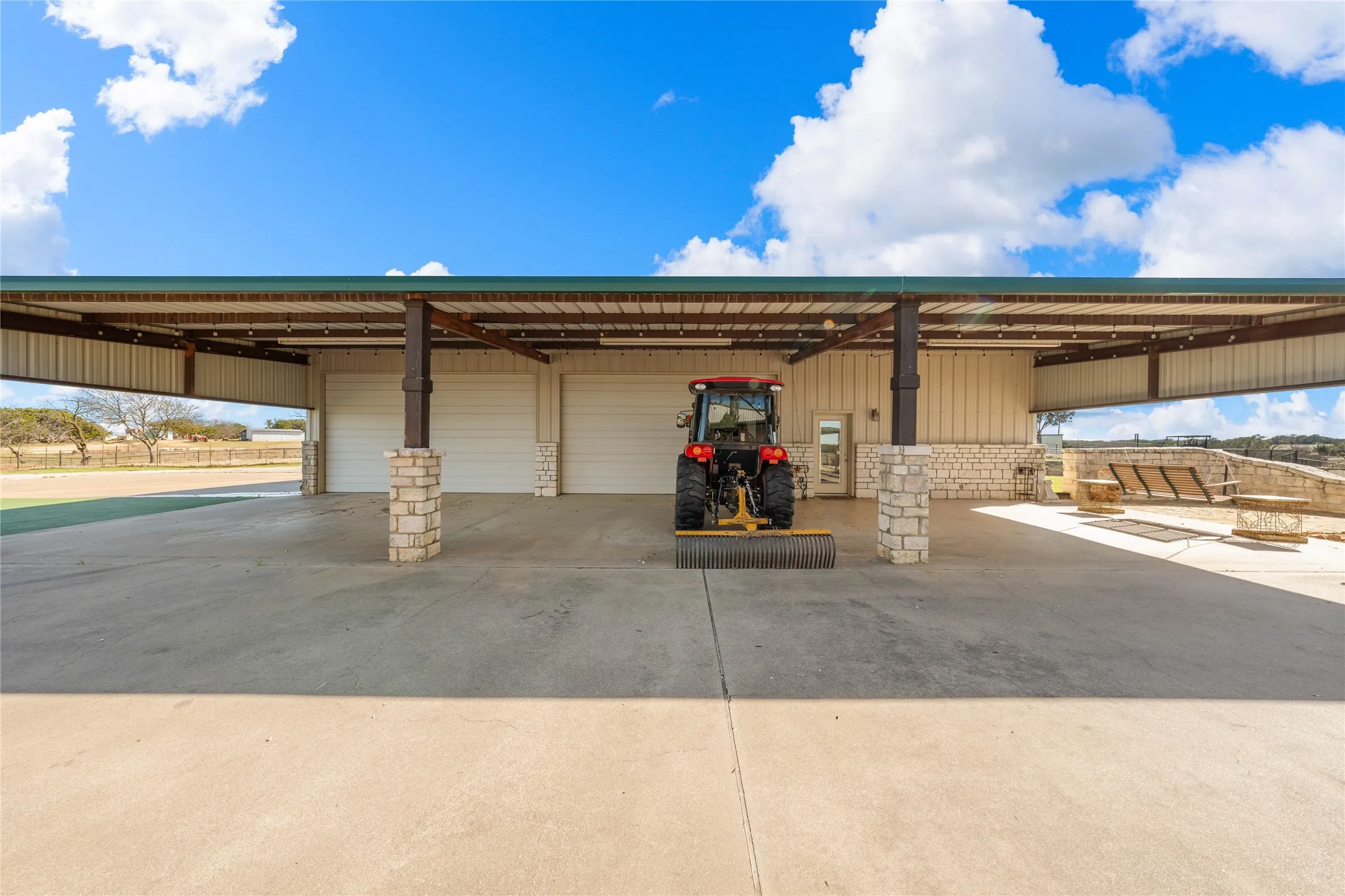 Farm For Sale in Mc Lennan County , 2820 Talbert Ranch Road, China Spring, Texas 76633, 4 Bedrooms, 3 Bathrooms, 4 Garage spaces, 2,868 Sqft, built in 2002, Price $1,600,000, mls#21193328, Real Estate Agent in China Spring, Homes For Sale in Mc Lennan county, Homes For Sale in China Spring, Realtor in China Spring Texas, Real Estate Brokerage Independent Realty Texas, Luminita Cordes Realtor