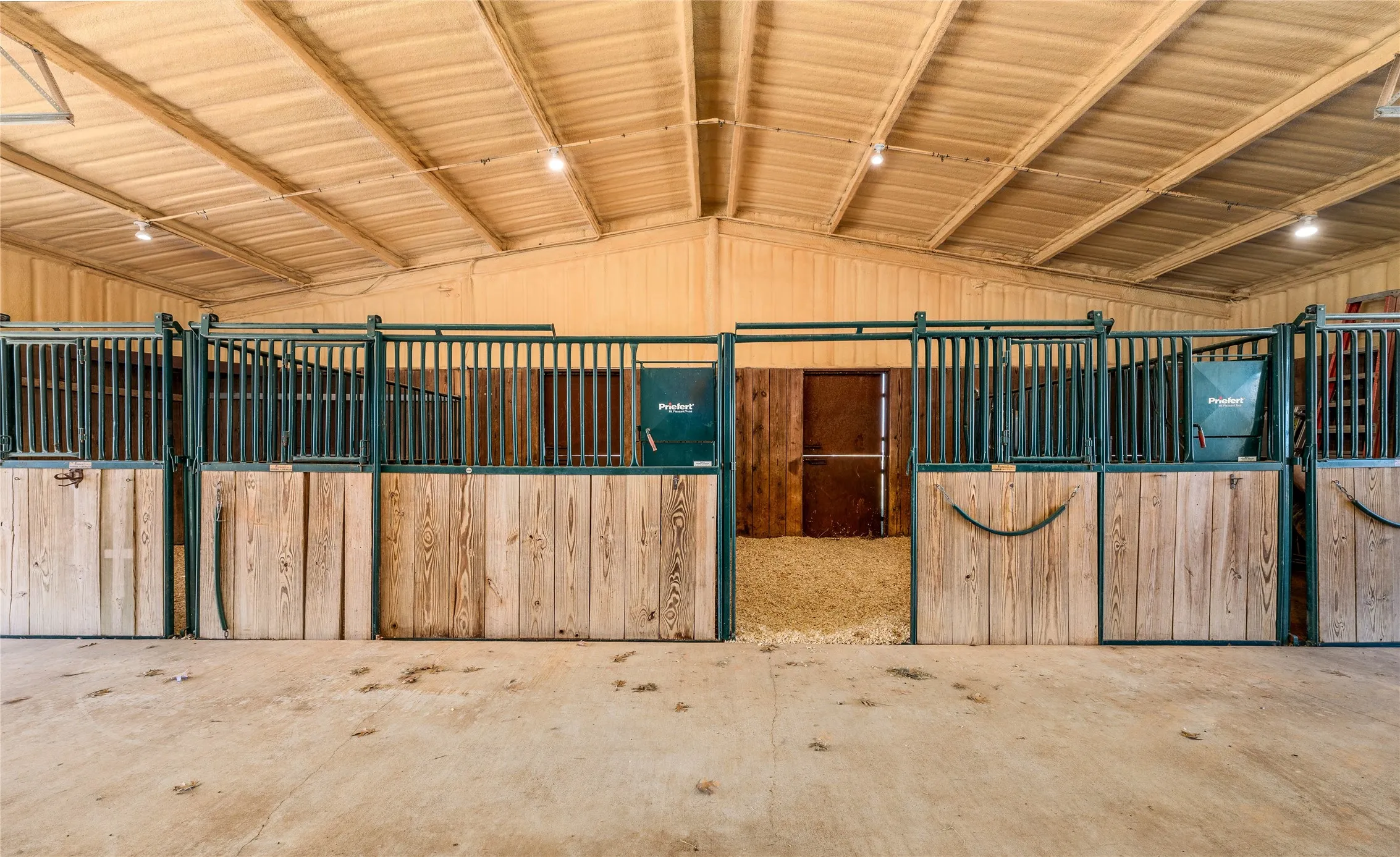 Farm For Sale in Mc Lennan County , 2820 Talbert Ranch Road, China Spring, Texas 76633, 4 Bedrooms, 3 Bathrooms, 4 Garage spaces, 2,868 Sqft, built in 2002, Price $1,600,000, mls#21193328, Real Estate Agent in China Spring, Homes For Sale in Mc Lennan county, Homes For Sale in China Spring, Realtor in China Spring Texas, Real Estate Brokerage Independent Realty Texas, Luminita Cordes Realtor