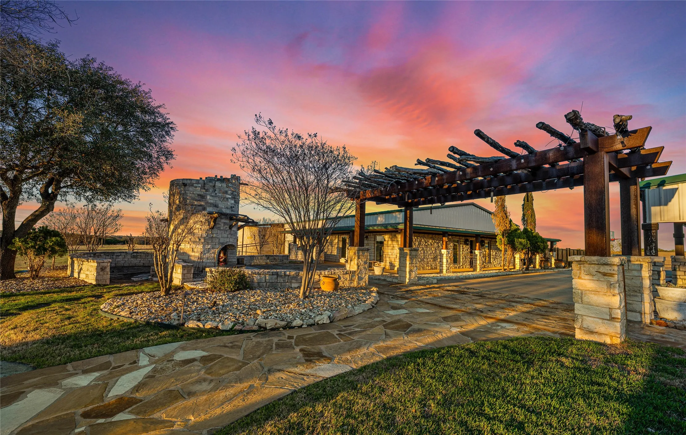 Farm For Sale in Mc Lennan County , 2820 Talbert Ranch Road, China Spring, Texas 76633, 4 Bedrooms, 3 Bathrooms, 4 Garage spaces, 2,868 Sqft, built in 2002, Price $1,600,000, mls#21193328, Real Estate Agent in China Spring, Homes For Sale in Mc Lennan county, Homes For Sale in China Spring, Realtor in China Spring Texas, Real Estate Brokerage Independent Realty Texas, Luminita Cordes Realtor