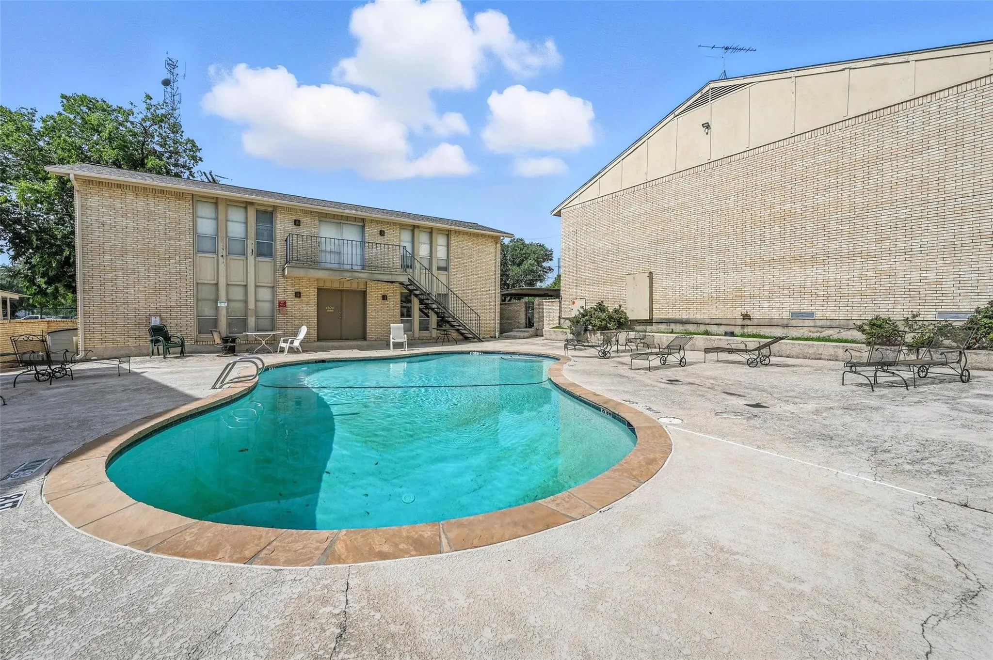 Condominium For Sale in Dallas County , 4524 Amesbury Drive A, Dallas, Texas 75206, 1 Bedroom, 1 Bathroom, Garage spaces, 747 Sqft, built in 1968, mls#21192639, Real Estate Agent in Dallas, Homes For Sale in Dallas county, Homes For Sale in Dallas, Realtor in Dallas Texas, Real Estate Brokerage Independent Realty Texas, Luminita Cordes Realtor