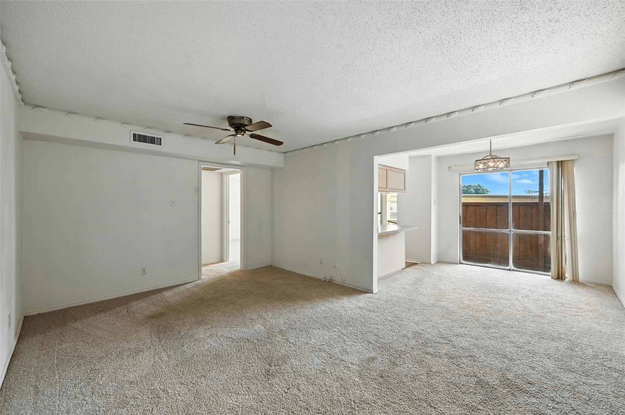 Condominium For Sale in Dallas County , 4524 Amesbury Drive A, Dallas, Texas 75206, 1 Bedroom, 1 Bathroom, Garage spaces, 747 Sqft, built in 1968, mls#21192639, Real Estate Agent in Dallas, Homes For Sale in Dallas county, Homes For Sale in Dallas, Realtor in Dallas Texas, Real Estate Brokerage Independent Realty Texas, Luminita Cordes Realtor