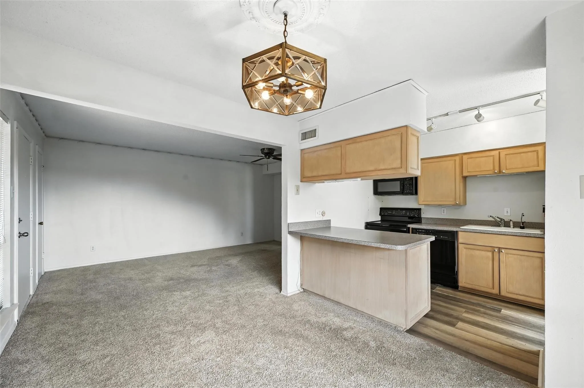 Condominium For Sale in Dallas County , 4524 Amesbury Drive A, Dallas, Texas 75206, 1 Bedroom, 1 Bathroom, Garage spaces, 747 Sqft, built in 1968, mls#21192639, Real Estate Agent in Dallas, Homes For Sale in Dallas county, Homes For Sale in Dallas, Realtor in Dallas Texas, Real Estate Brokerage Independent Realty Texas, Luminita Cordes Realtor