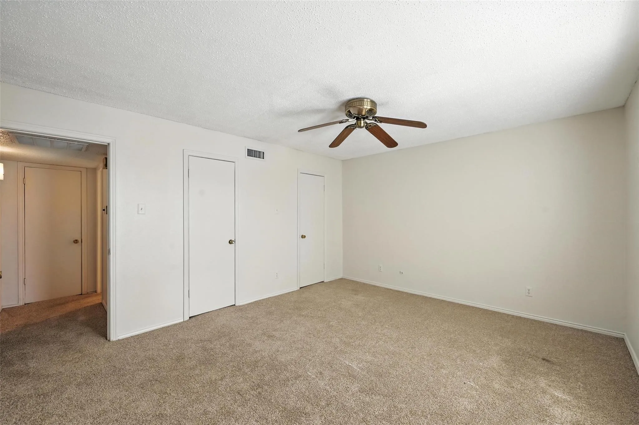 Condominium For Sale in Dallas County , 4524 Amesbury Drive A, Dallas, Texas 75206, 1 Bedroom, 1 Bathroom, Garage spaces, 747 Sqft, built in 1968, mls#21192639, Real Estate Agent in Dallas, Homes For Sale in Dallas county, Homes For Sale in Dallas, Realtor in Dallas Texas, Real Estate Brokerage Independent Realty Texas, Luminita Cordes Realtor