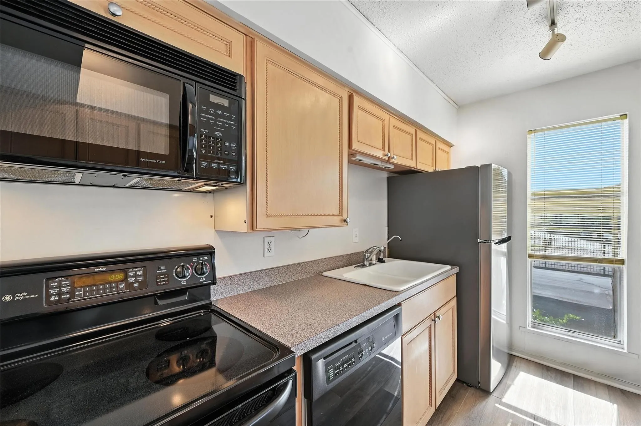 Condominium For Sale in Dallas County , 4524 Amesbury Drive A, Dallas, Texas 75206, 1 Bedroom, 1 Bathroom, Garage spaces, 747 Sqft, built in 1968, mls#21192639, Real Estate Agent in Dallas, Homes For Sale in Dallas county, Homes For Sale in Dallas, Realtor in Dallas Texas, Real Estate Brokerage Independent Realty Texas, Luminita Cordes Realtor