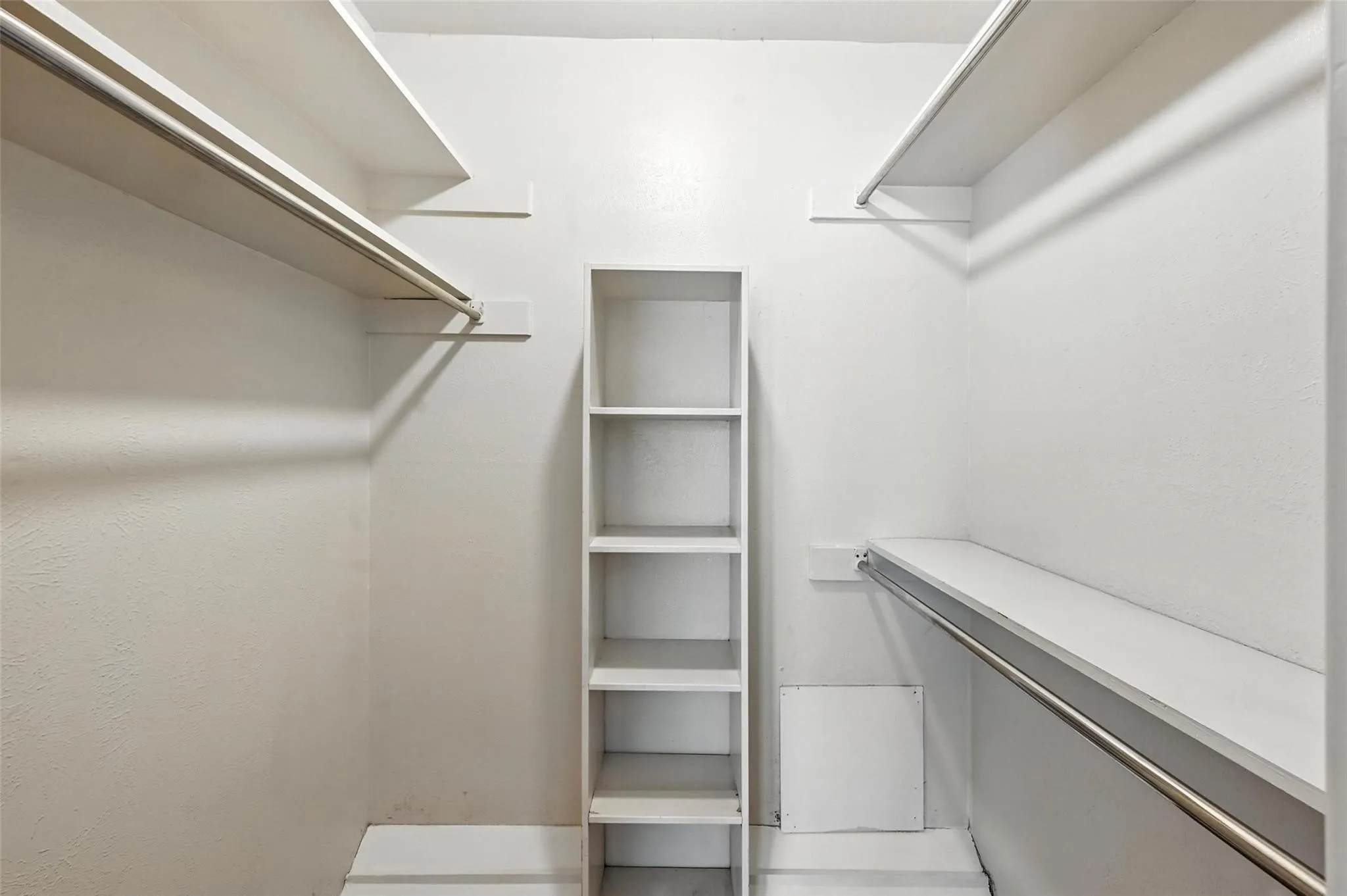 Condominium For Sale in Dallas County , 4524 Amesbury Drive A, Dallas, Texas 75206, 1 Bedroom, 1 Bathroom, Garage spaces, 747 Sqft, built in 1968, mls#21192639, Real Estate Agent in Dallas, Homes For Sale in Dallas county, Homes For Sale in Dallas, Realtor in Dallas Texas, Real Estate Brokerage Independent Realty Texas, Luminita Cordes Realtor