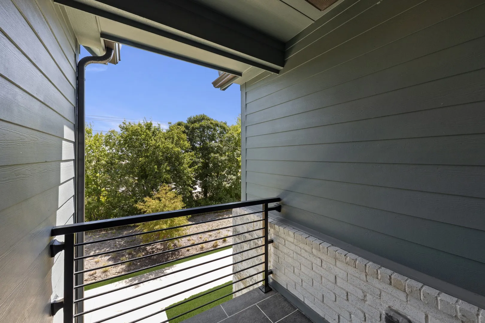 26. 2522 Campden - Balcony