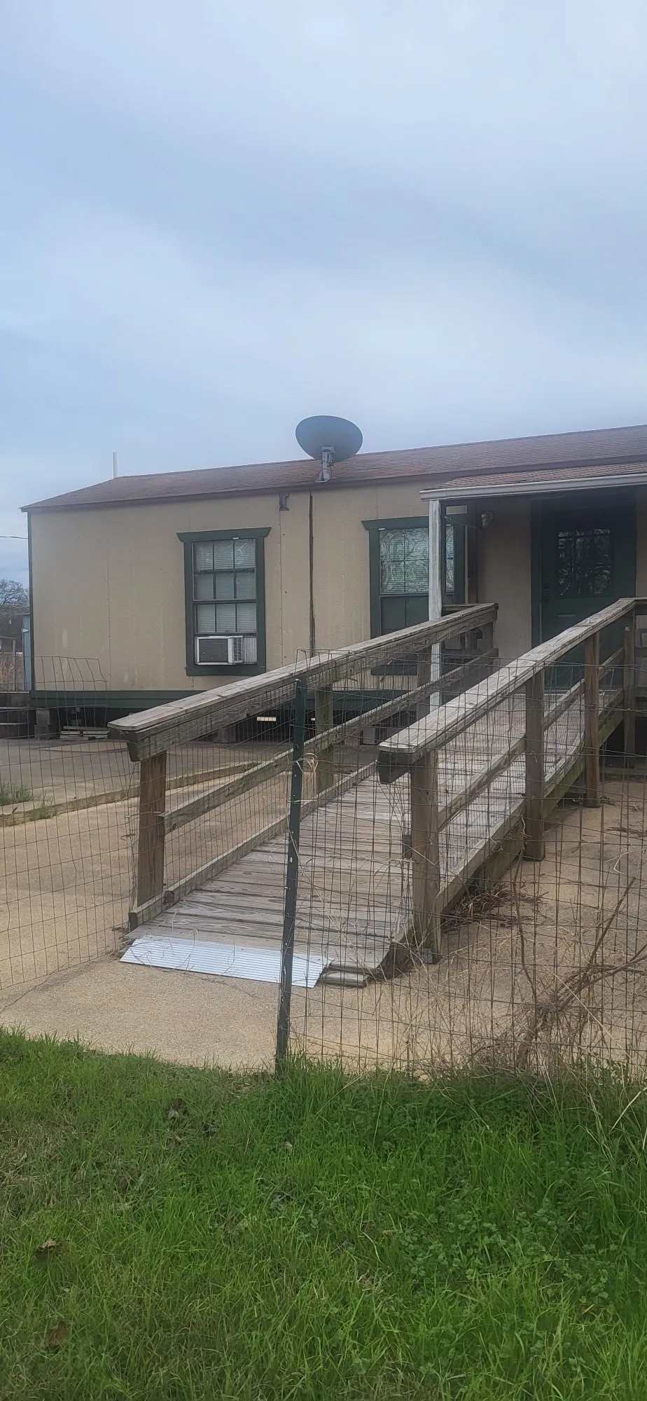  Home's exterior w ramp
