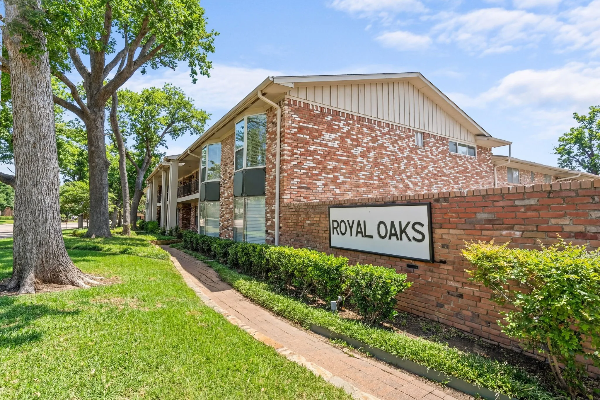Condominium For Sale in Dallas County , 7812 Royal Lane 109, Dallas, Texas 75230, 2 Bedroom, 2 Bathroom, Garage spaces, 1,176 Sqft, built in 1963, mls#21193764, Real Estate Agent in Dallas, Homes For Sale in Dallas county, Homes For Sale in Dallas, Realtor in Dallas Texas, Real Estate Brokerage Independent Realty Texas, Luminita Cordes Realtor