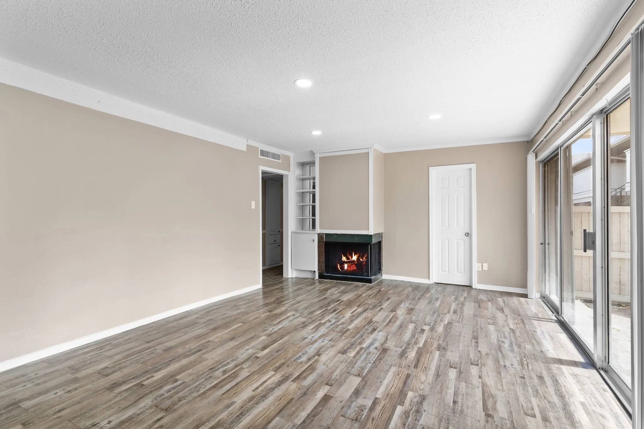 Large Living Room with plenty of room for decorating