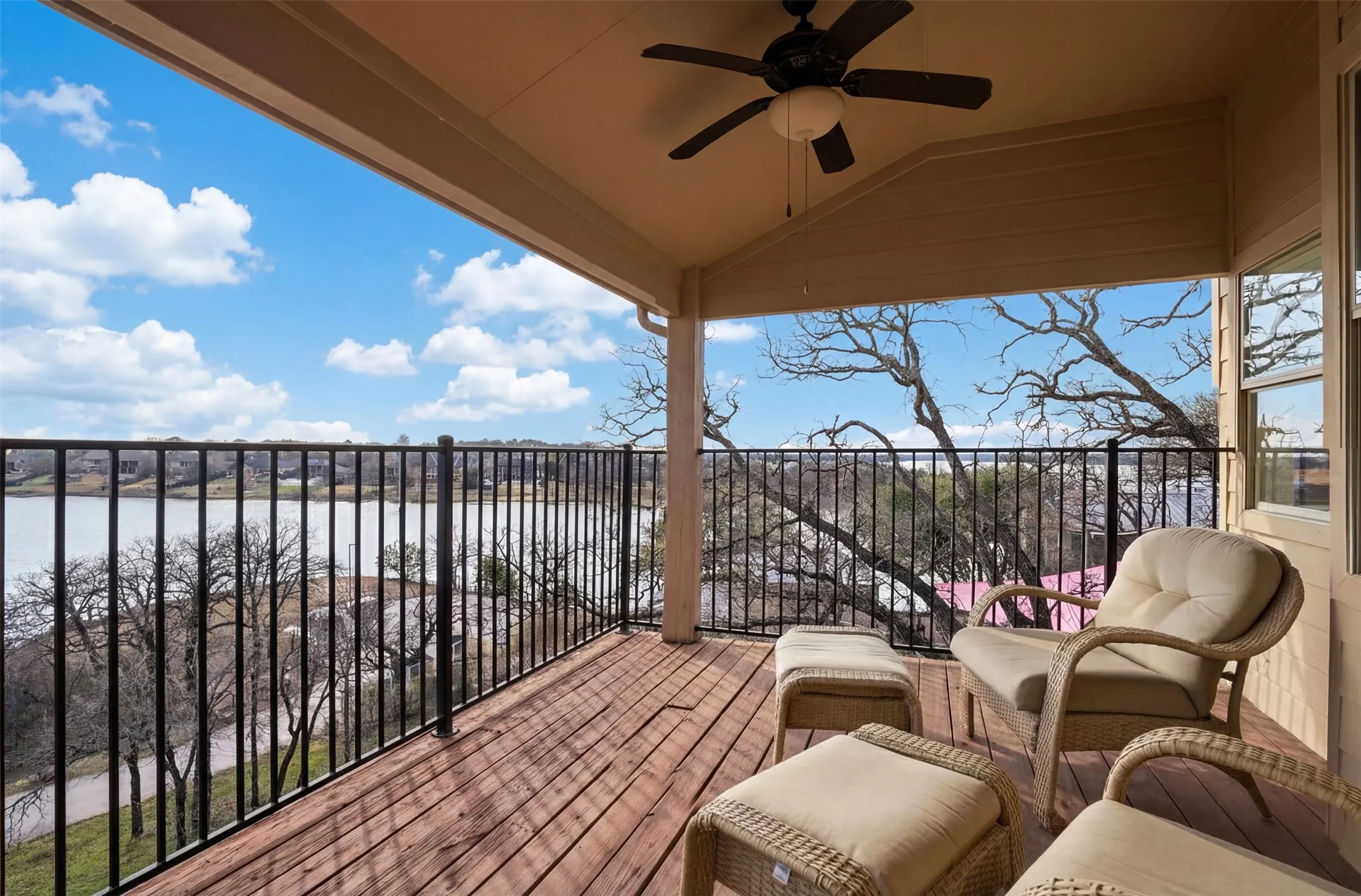 Single Family Residence For Sale in Denton County , 117 Scenic Drive, Highland Village, Texas 75077, 5 Bedroom, 5 Bathroom, 2 Garage spaces, 5,698 Sqft, built in 2006, Preowned, mls#21193610, Real Estate Agent in Highland Village, Homes For Sale in Denton county, Homes For Sale in Highland Village, Realtor in Highland Village Texas, Real Estate Brokerage Independent Realty Texas, Luminita Cordes Realtor