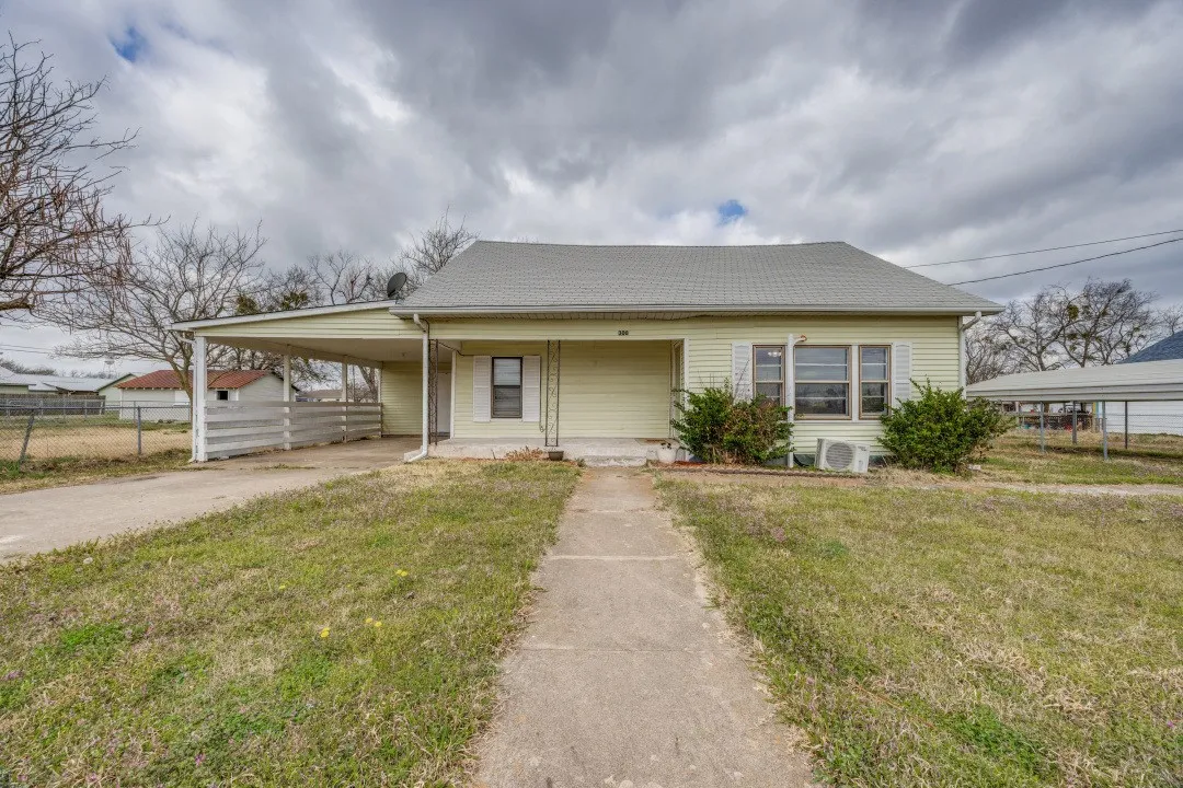 Single Family Residence For Sale in Fannin County , 308 N Bois D Arc Street, Savoy, Texas 75479, 3 Bedroom, 1 Bathroom, Garage spaces, 1,245 Sqft, built in 1950, mls#21194017, Real Estate Agent in Savoy, Homes For Sale in Fannin county, Homes For Sale in Savoy, Realtor in Savoy Texas, Real Estate Brokerage Independent Realty Texas, Luminita Cordes Realtor