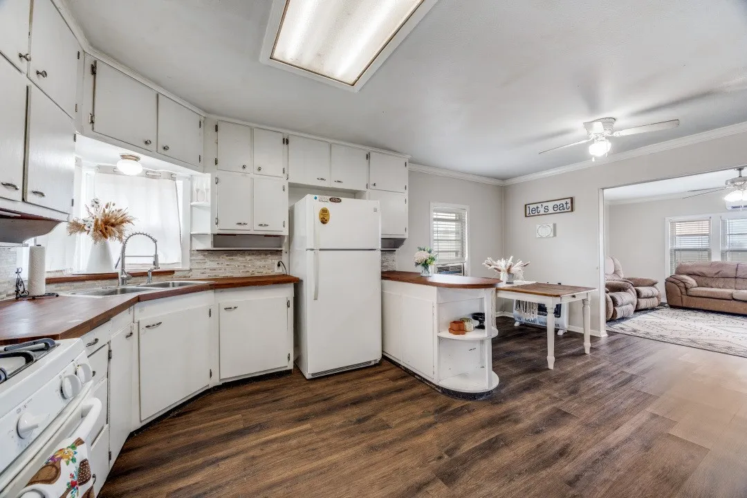 Single Family Residence For Sale in Fannin County , 308 N Bois D Arc Street, Savoy, Texas 75479, 3 Bedroom, 1 Bathroom, Garage spaces, 1,245 Sqft, built in 1950, mls#21194017, Real Estate Agent in Savoy, Homes For Sale in Fannin county, Homes For Sale in Savoy, Realtor in Savoy Texas, Real Estate Brokerage Independent Realty Texas, Luminita Cordes Realtor