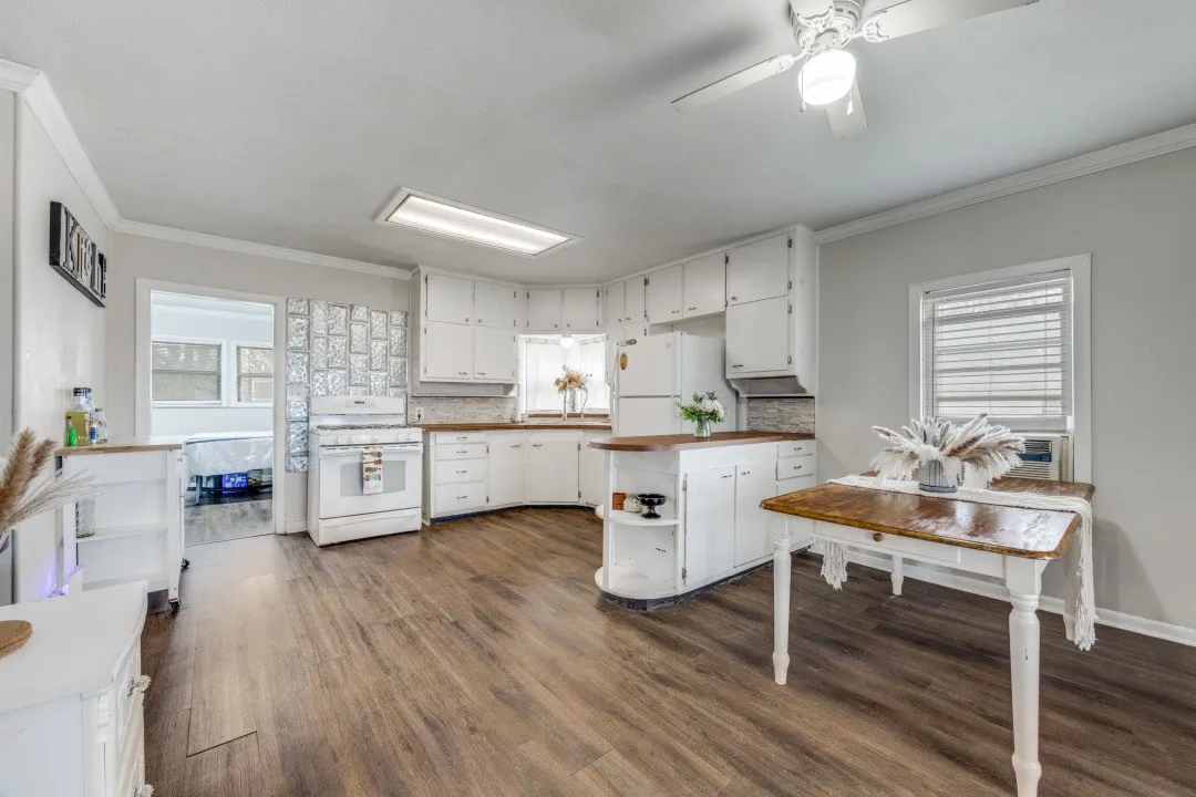 Single Family Residence For Sale in Fannin County , 308 N Bois D Arc Street, Savoy, Texas 75479, 3 Bedroom, 1 Bathroom, Garage spaces, 1,245 Sqft, built in 1950, mls#21194017, Real Estate Agent in Savoy, Homes For Sale in Fannin county, Homes For Sale in Savoy, Realtor in Savoy Texas, Real Estate Brokerage Independent Realty Texas, Luminita Cordes Realtor