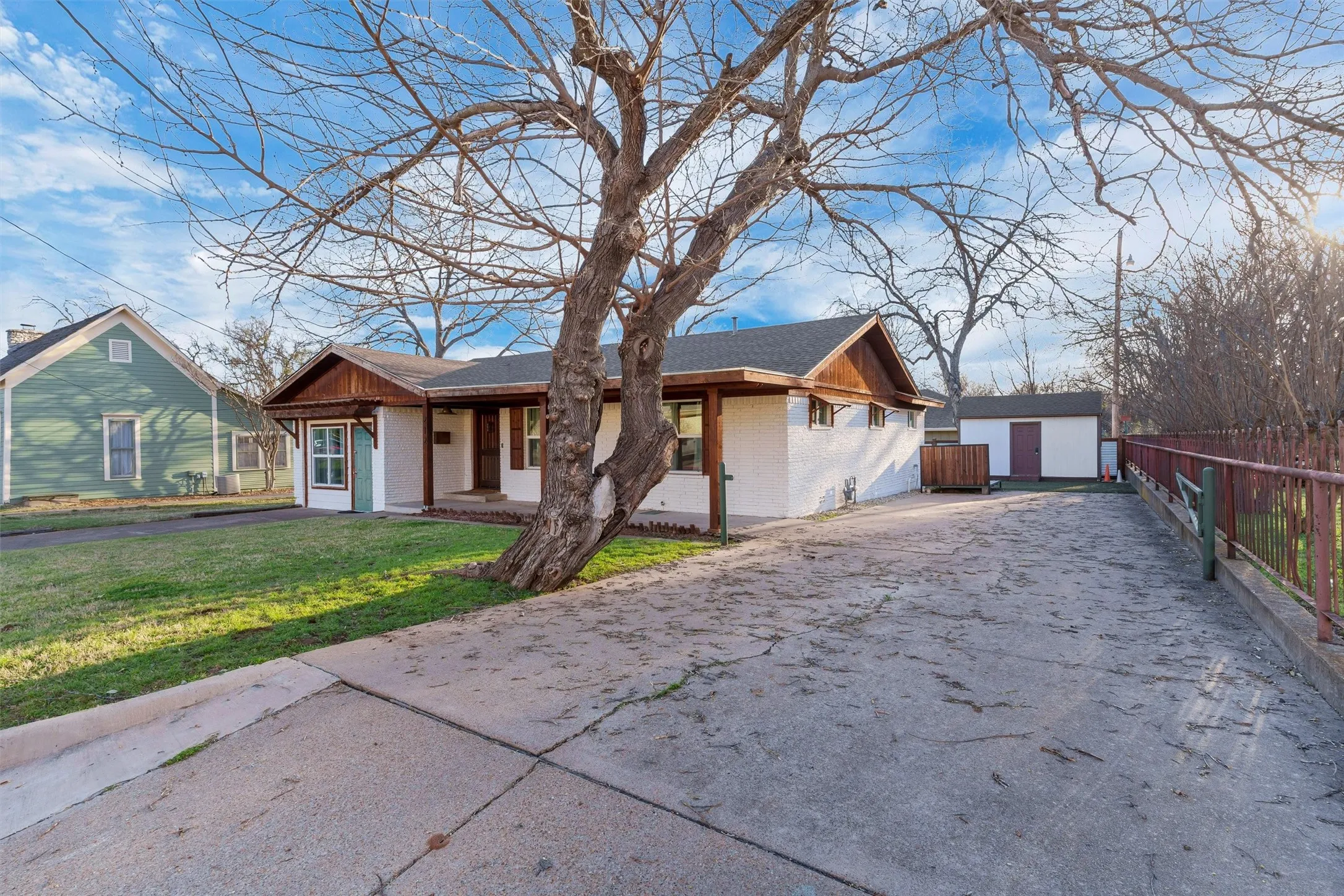 Hotel/Motel For Sale in Hood County , 212 N Crockett Street, Granbury, Texas 76048, 0, 0, Garage spaces, 0 Sqft, built in 1964, Preowned, mls#21191680, Real Estate Agent in Granbury, Homes For Sale in Hood county, Homes For Sale in Granbury, Realtor in Granbury Texas, Real Estate Brokerage Independent Realty Texas, Luminita Cordes Realtor